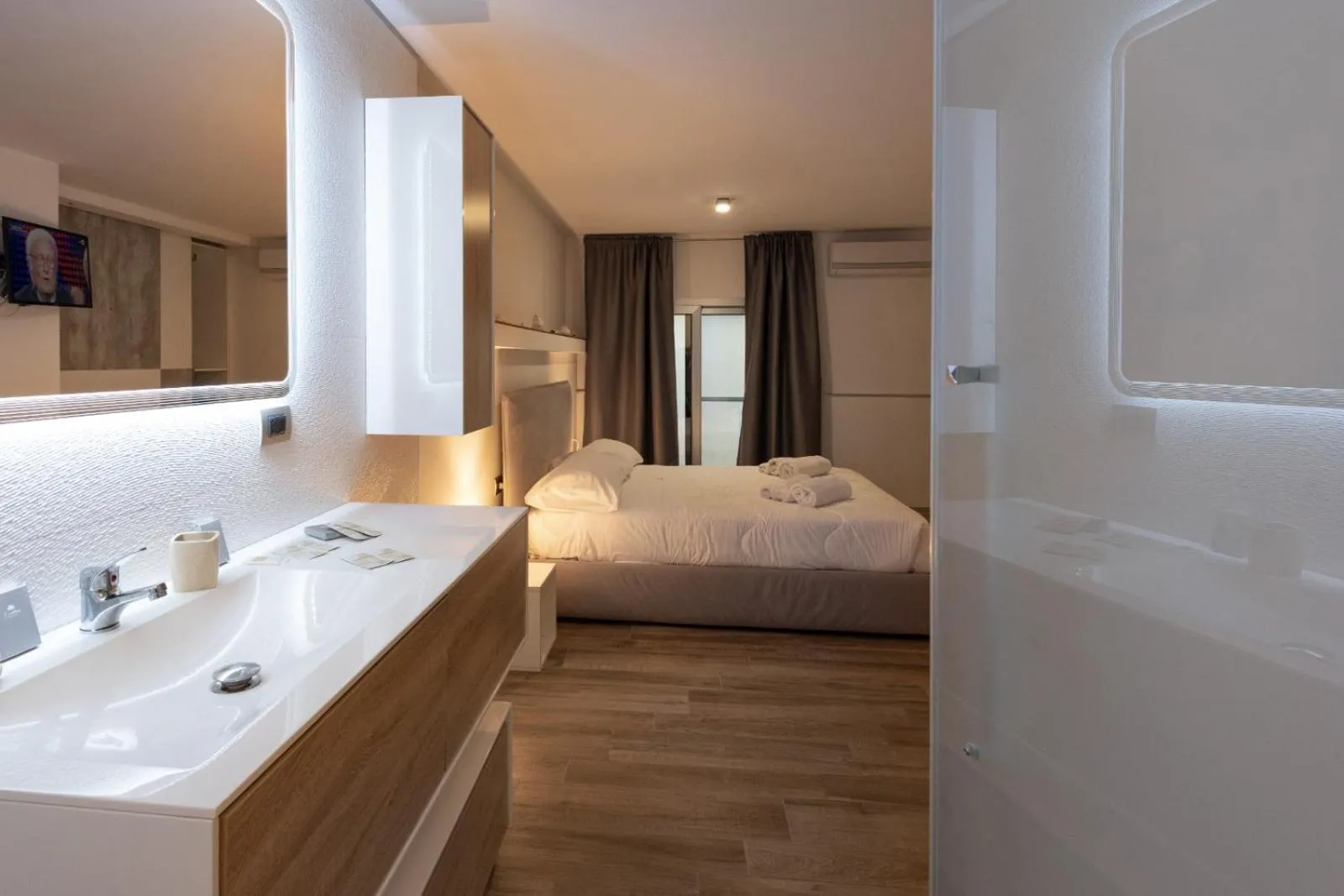 Photo of the whole room, Bed in B&B White con Parcheggio Privato