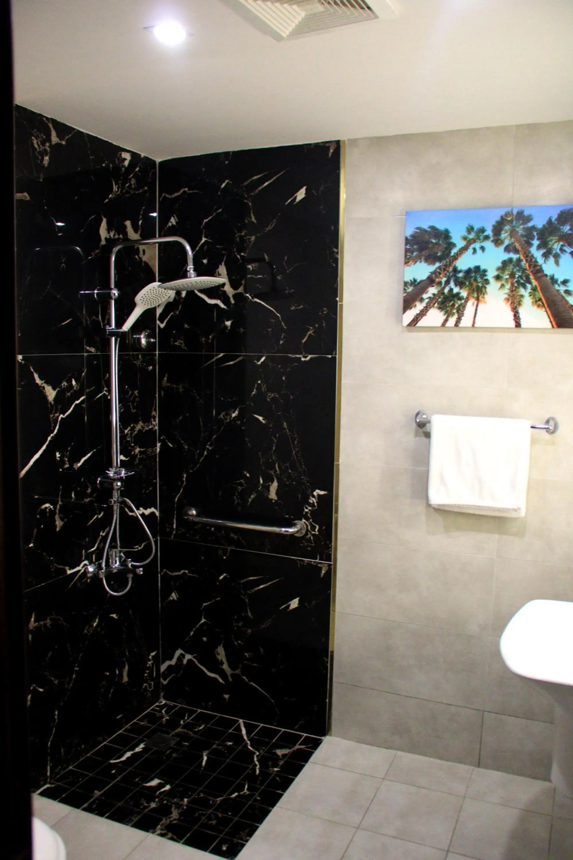 Shower in شقق سوات للشقق المخدومة 4