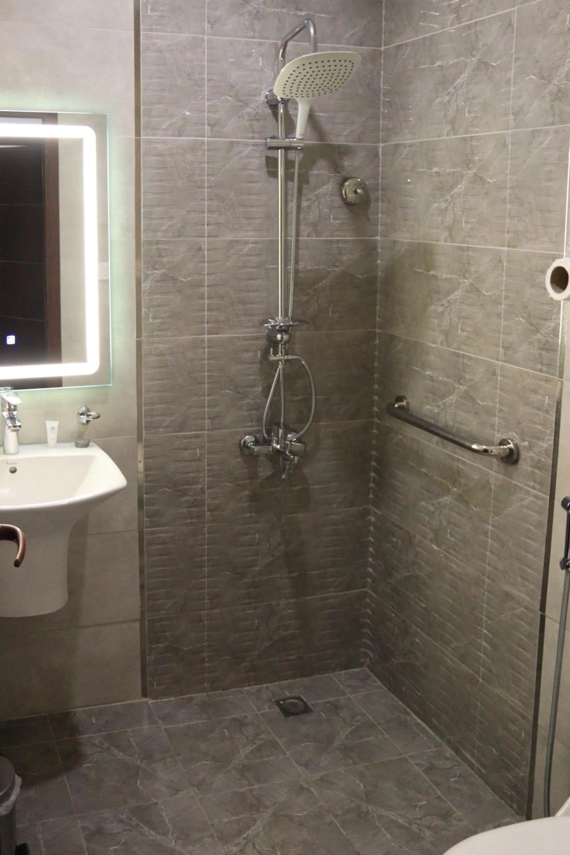 Shower in شقق سوات للشقق المخدومة 4