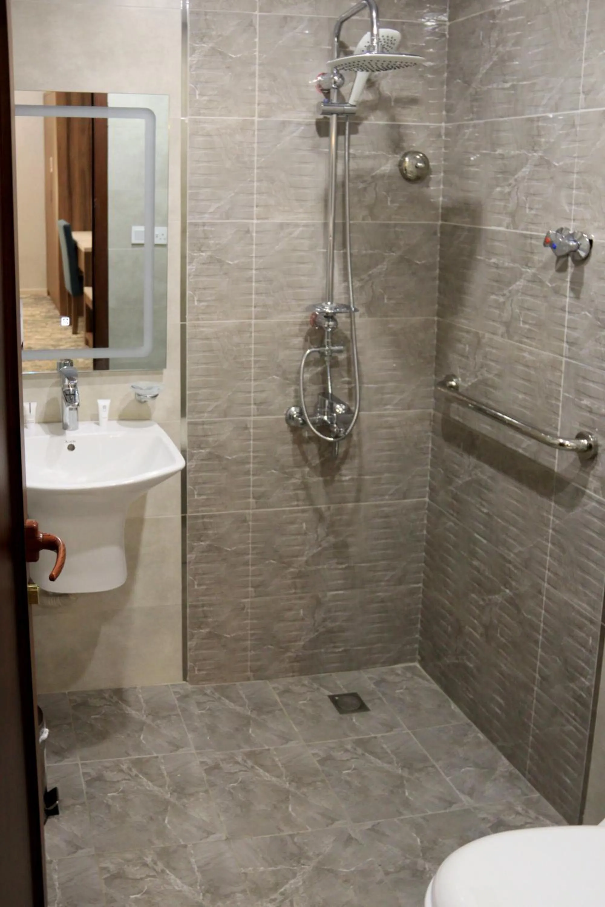 Shower in شقق سوات للشقق المخدومة 4