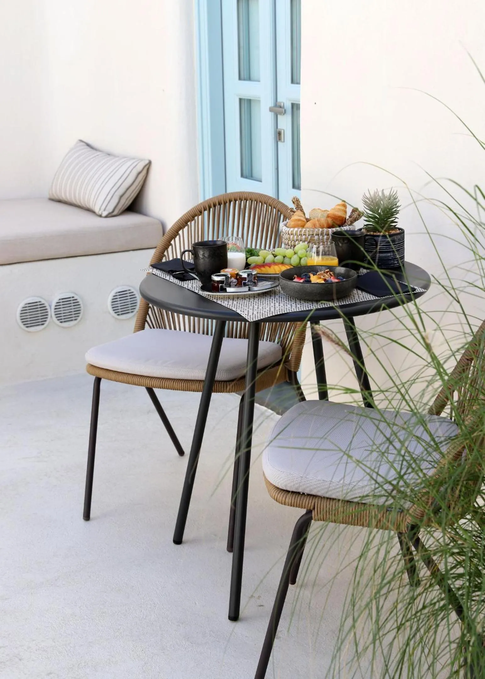 Food and drinks in Arxegono Cave Houses Santorini
