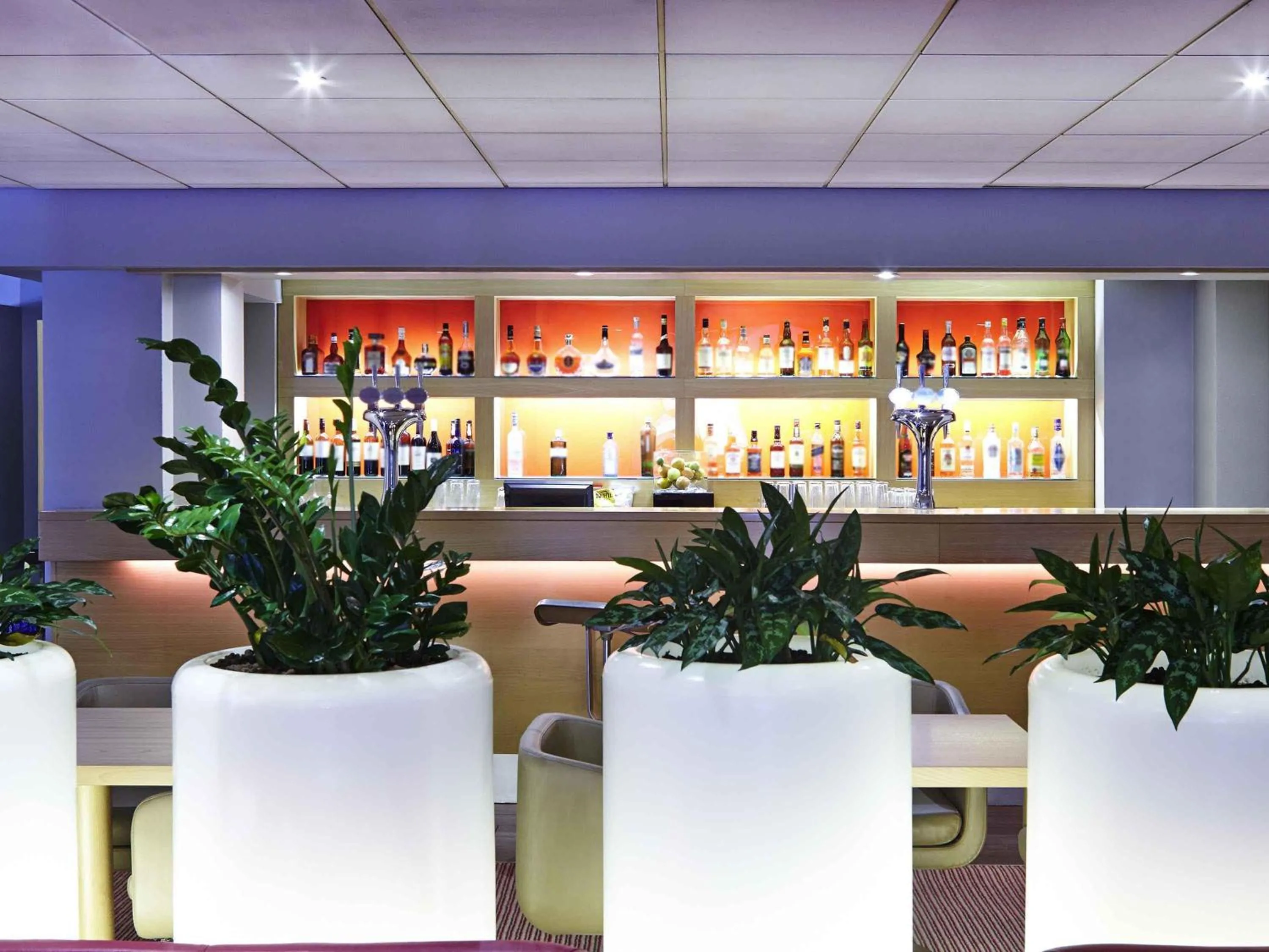 Lounge or bar in Novotel Wolverhampton City Centre