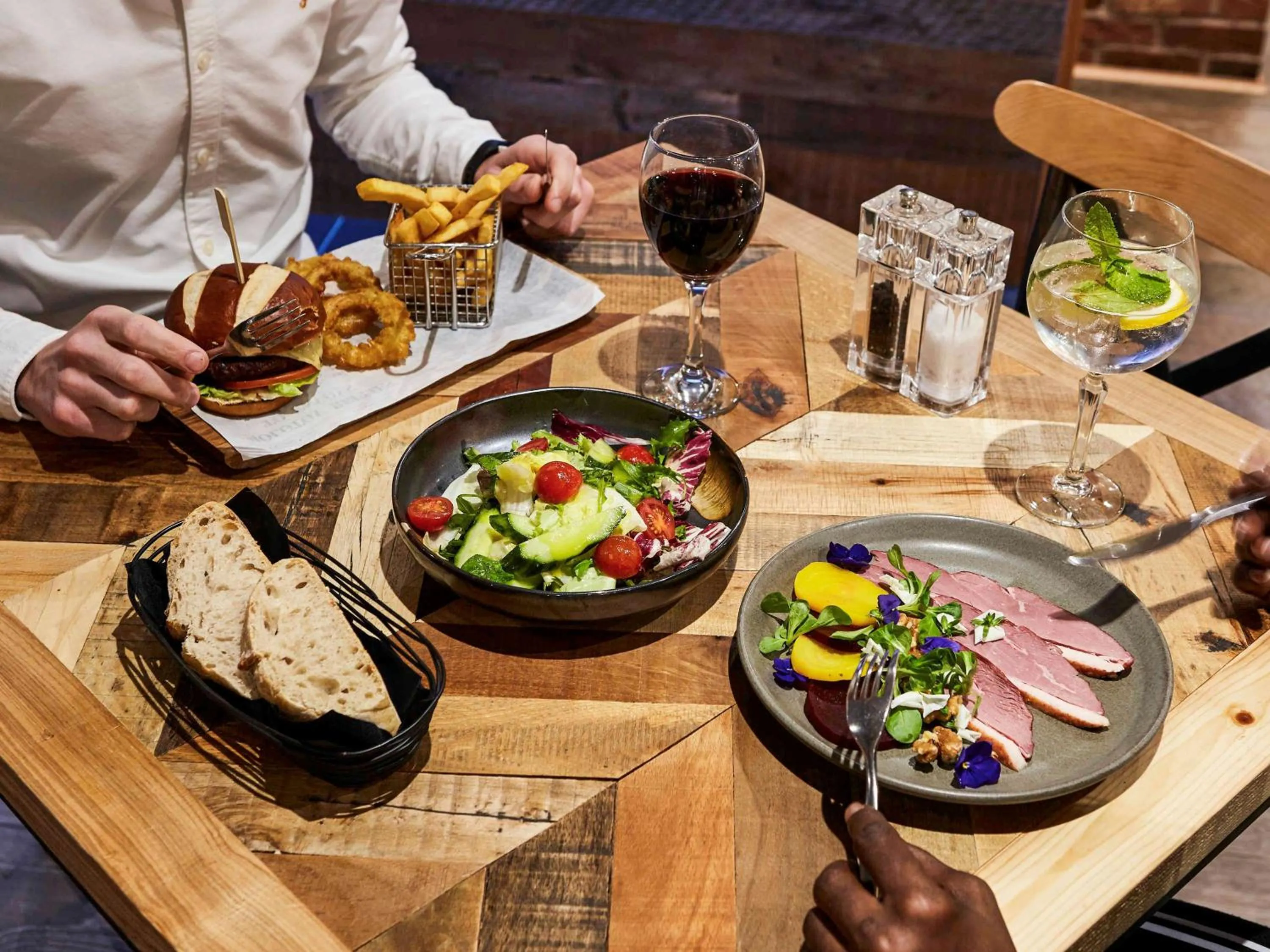 Restaurant/places to eat in Novotel Wolverhampton City Centre