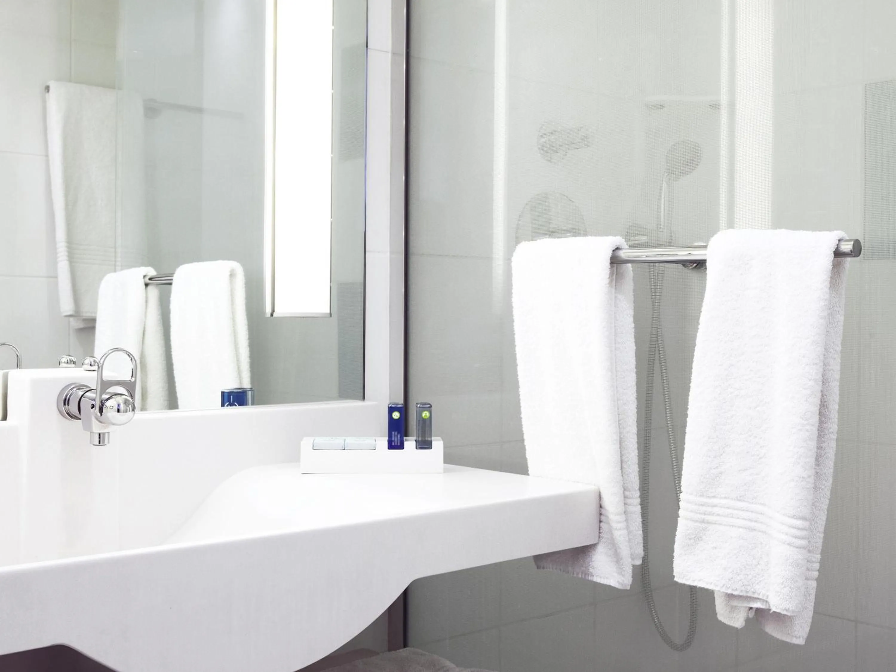 Bedroom in Novotel Wolverhampton City Centre