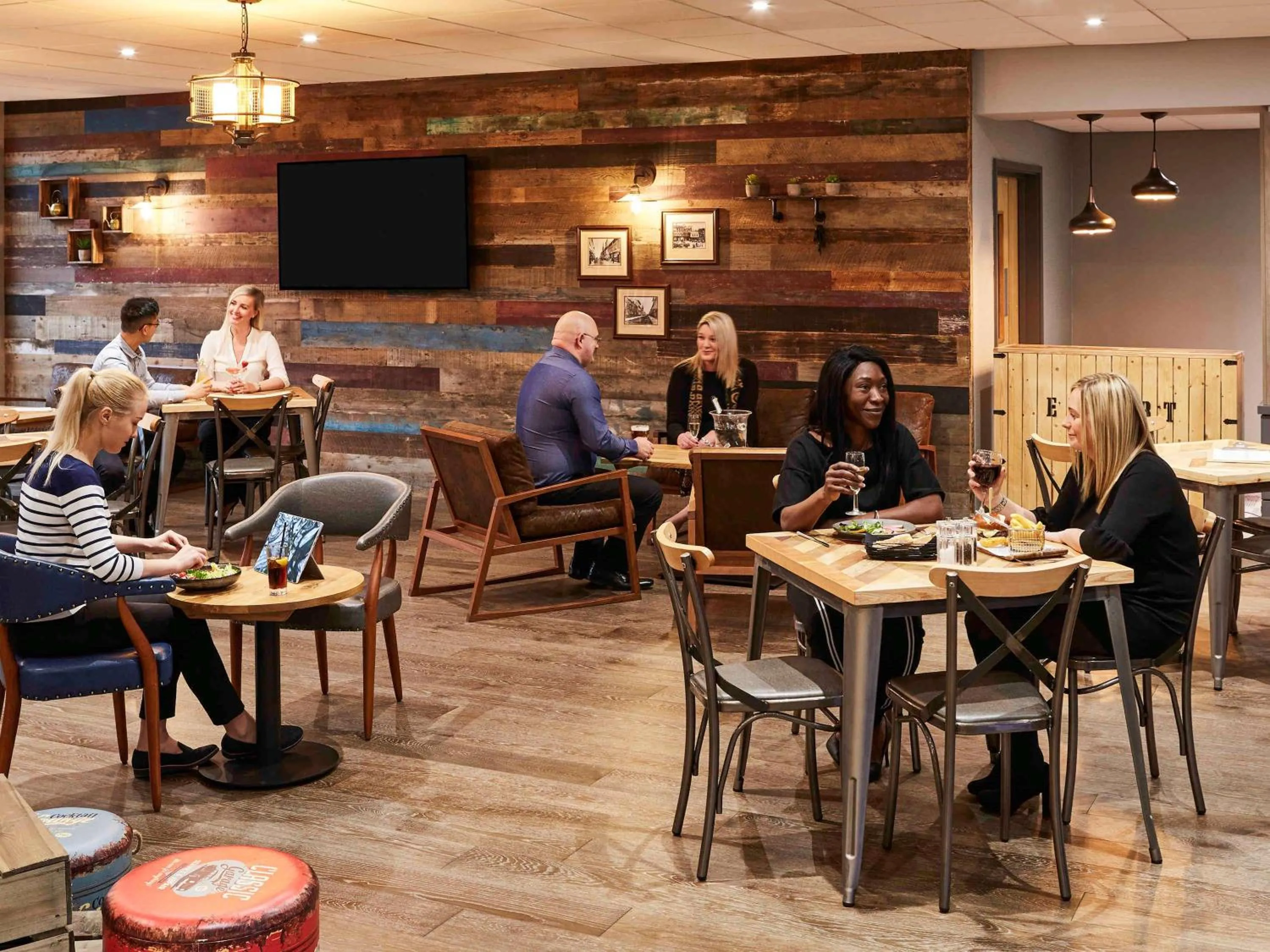 Restaurant/places to eat in Novotel Wolverhampton City Centre