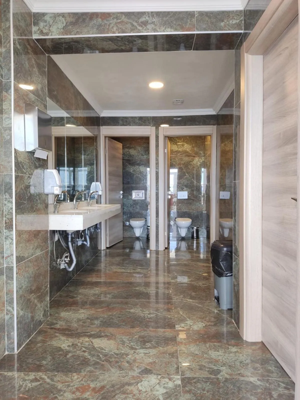 Toilet in Ni Marin Hotel