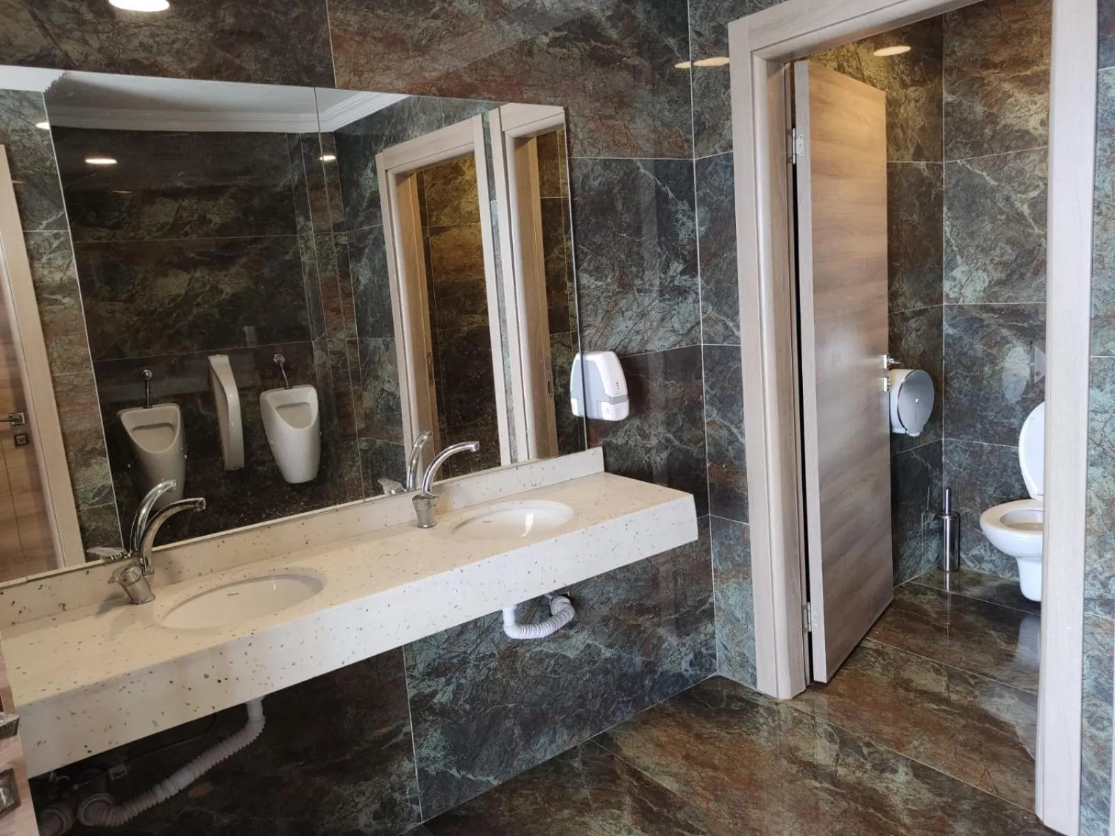 Toilet in Ni Marin Hotel