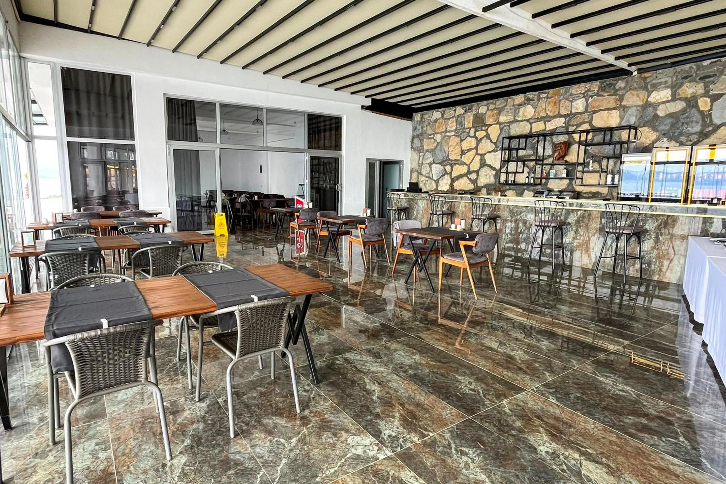 Restaurant/places to eat in Ni Marin Hotel