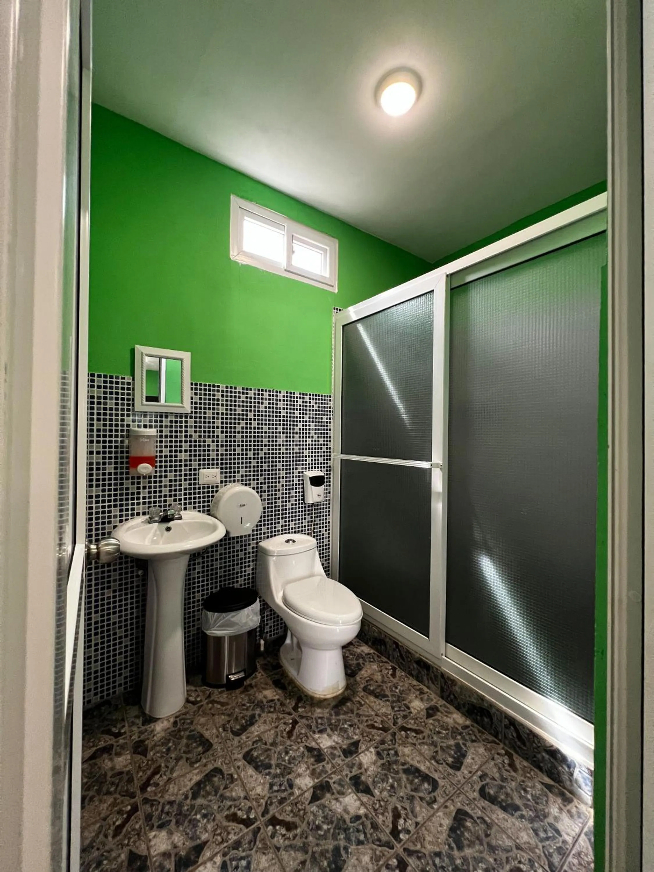 Shower in Hotel Pazifico en Monterrico