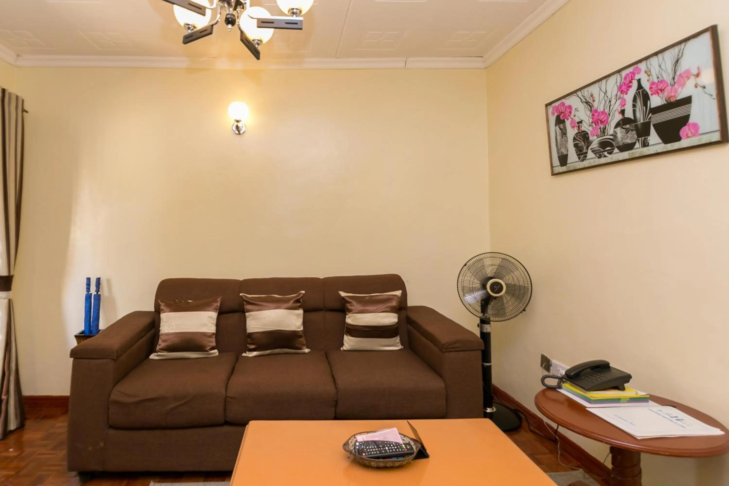 Living room, Bed in Fahari Gardens Hotel