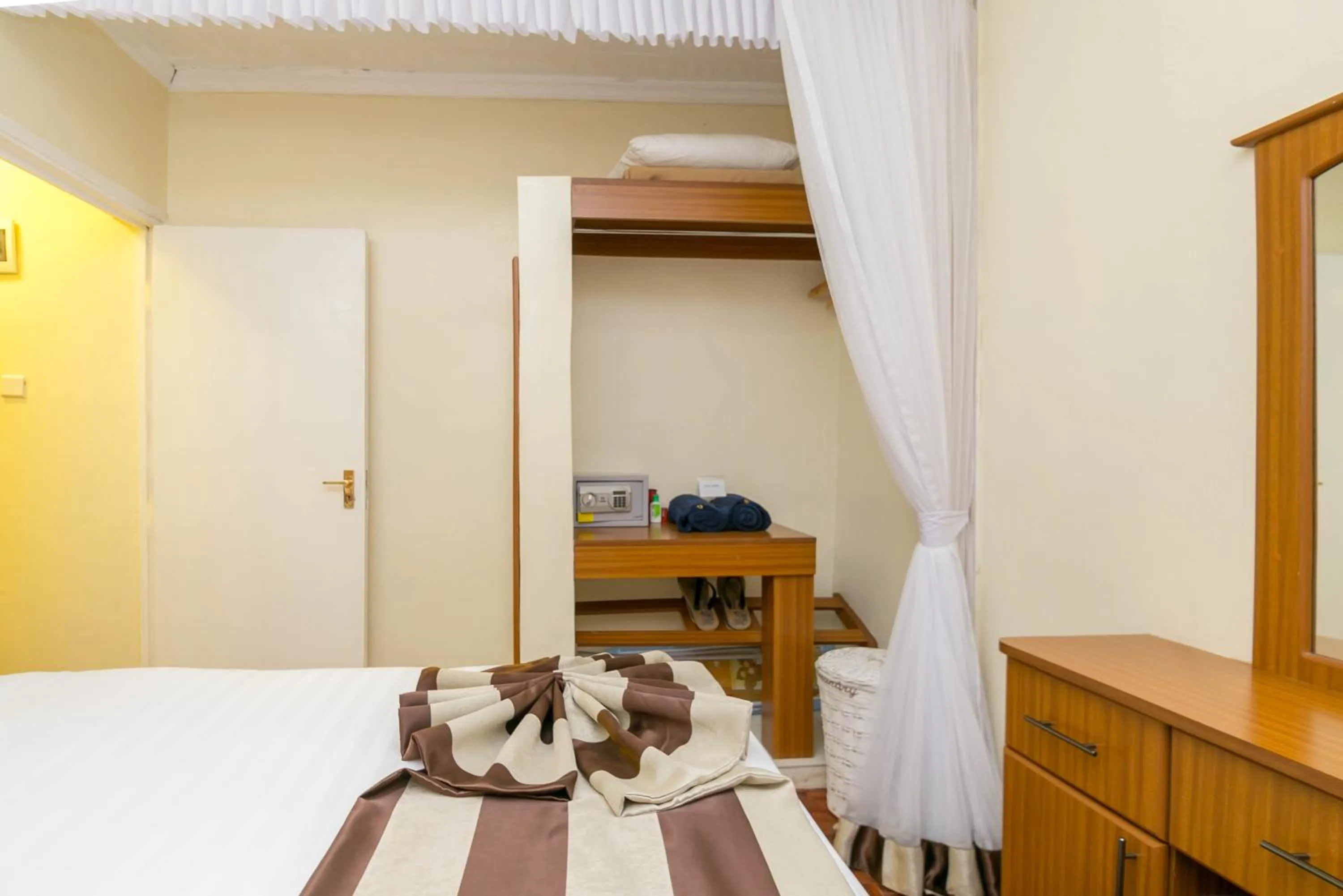 Bedroom, Bed in Fahari Gardens Hotel