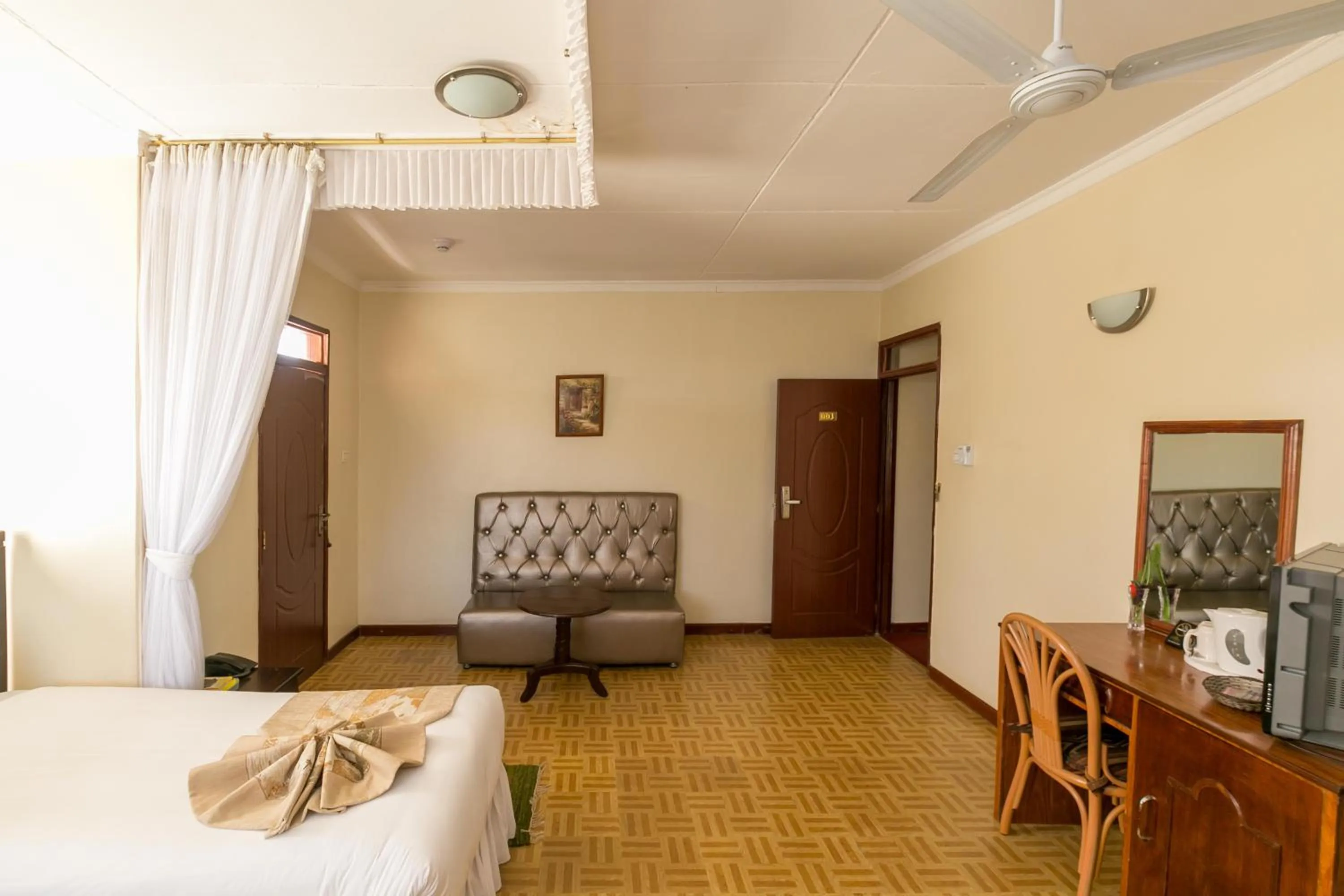 Living room, Bed in Fahari Gardens Hotel