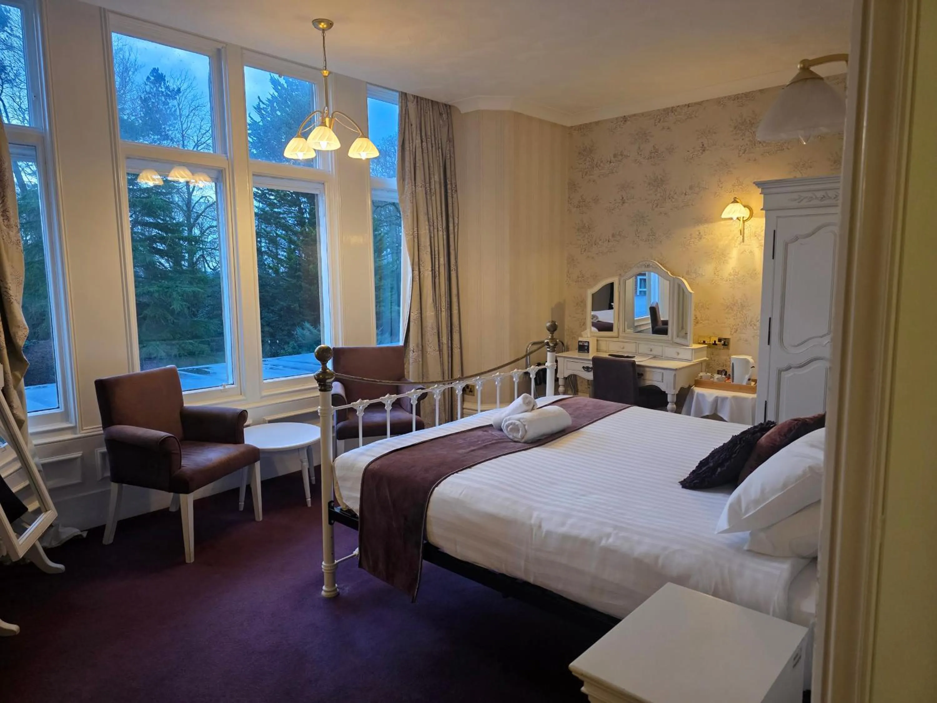 Bed in Oaklands Hall Hotel Grimsby