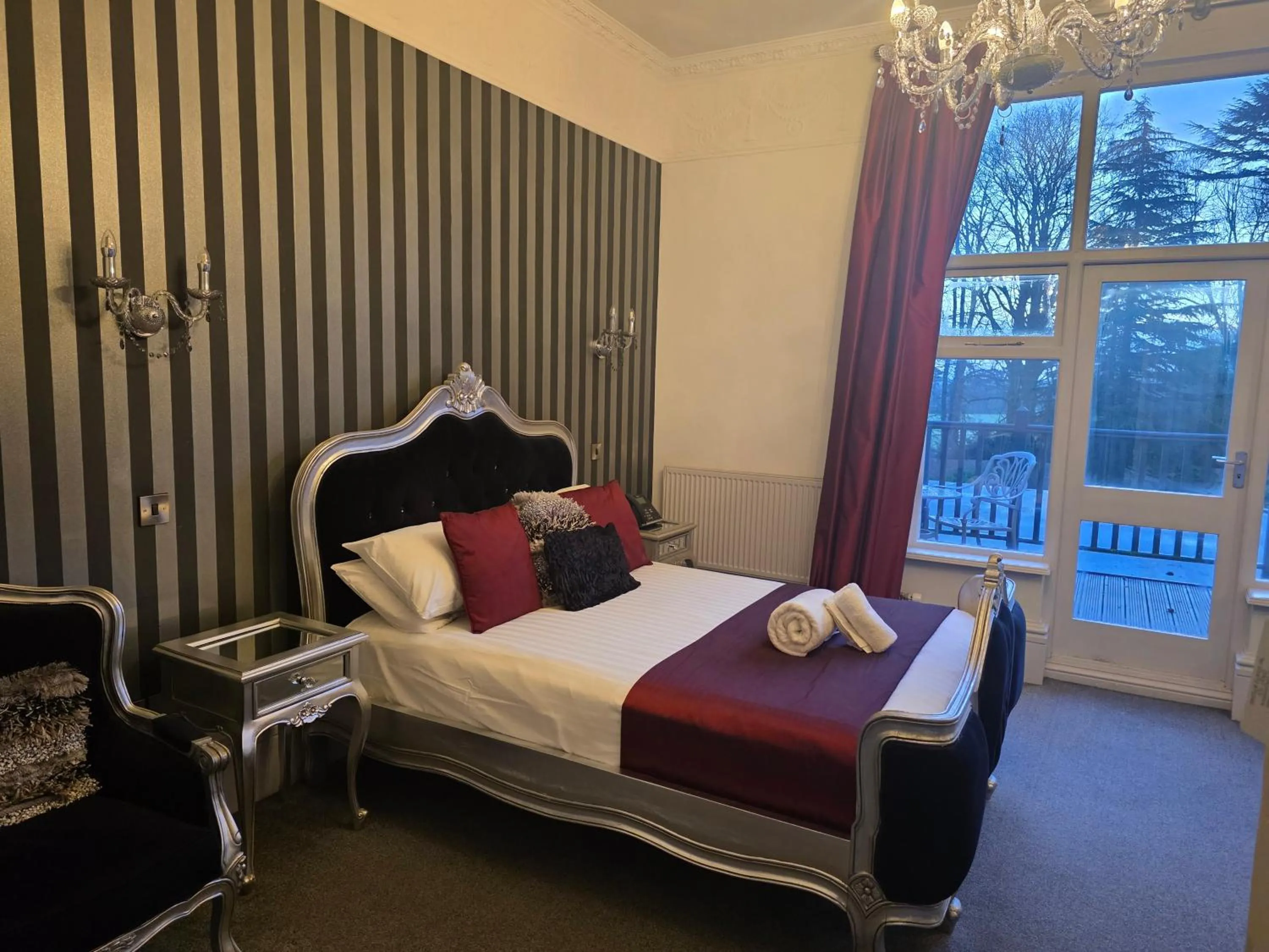 Bed in Oaklands Hall Hotel Grimsby