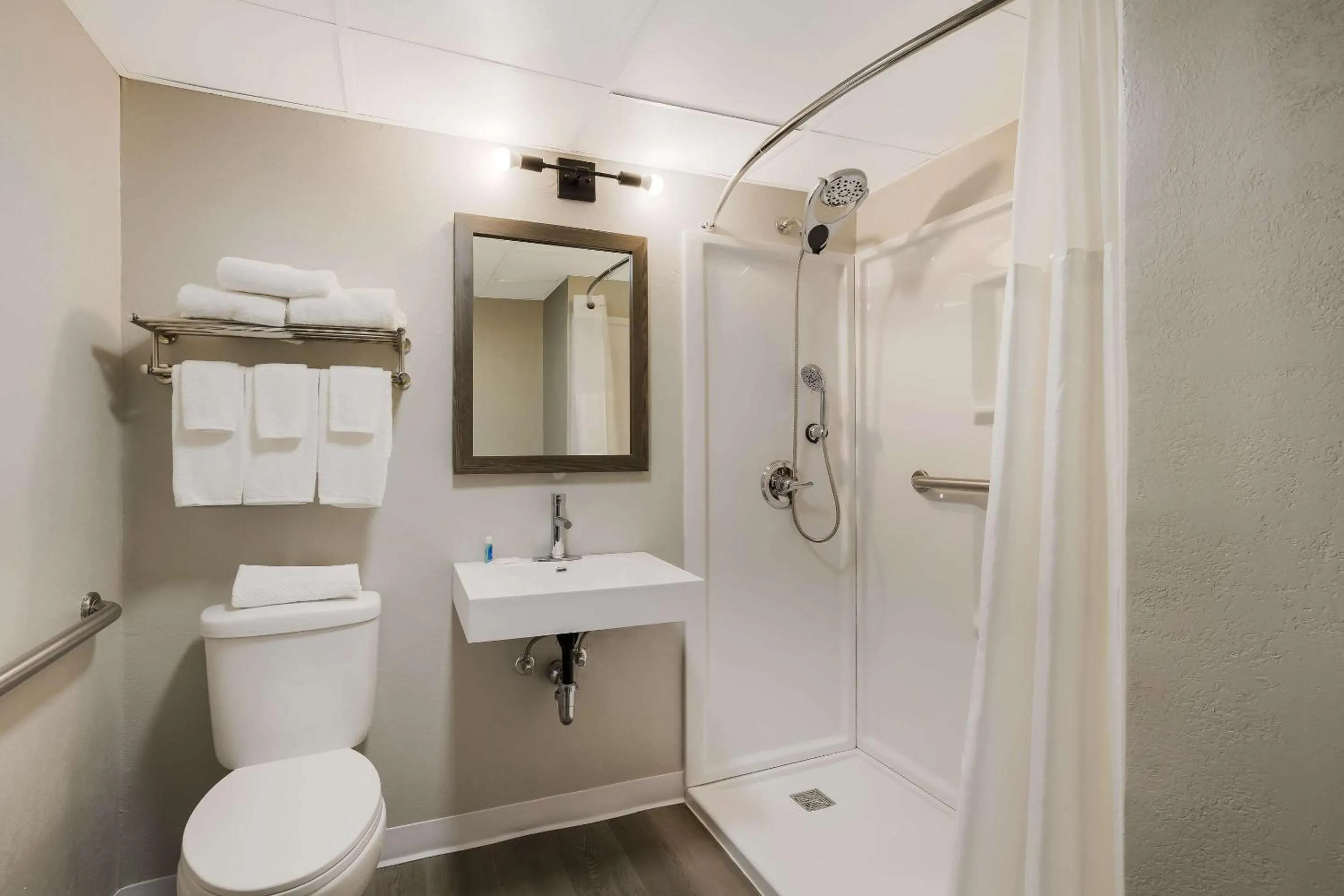 Bedroom in Suburban Studios Milwaukee Airport