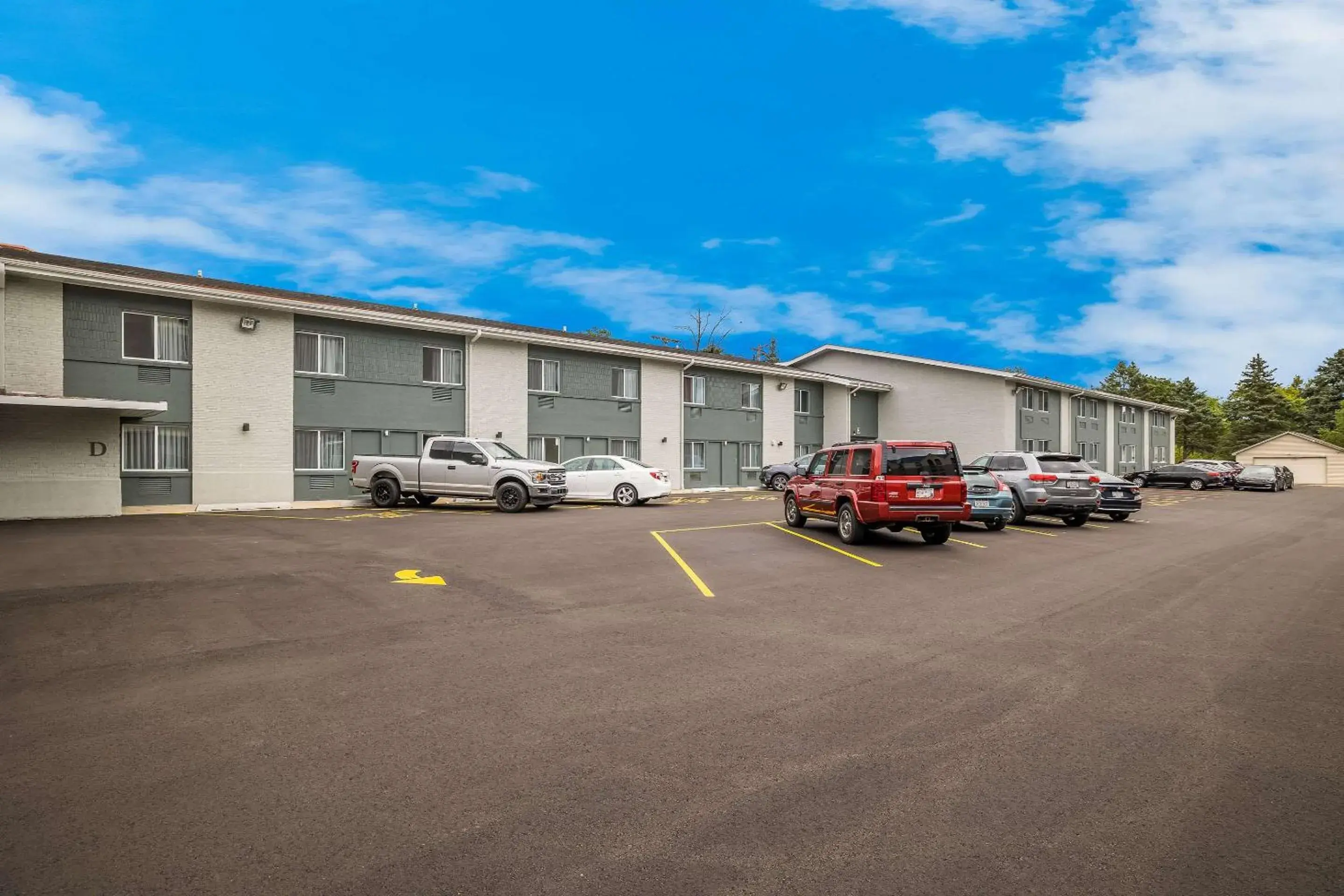 Property building in Suburban Studios Milwaukee Airport Property building in Suburban Studios Milwaukee Airport
