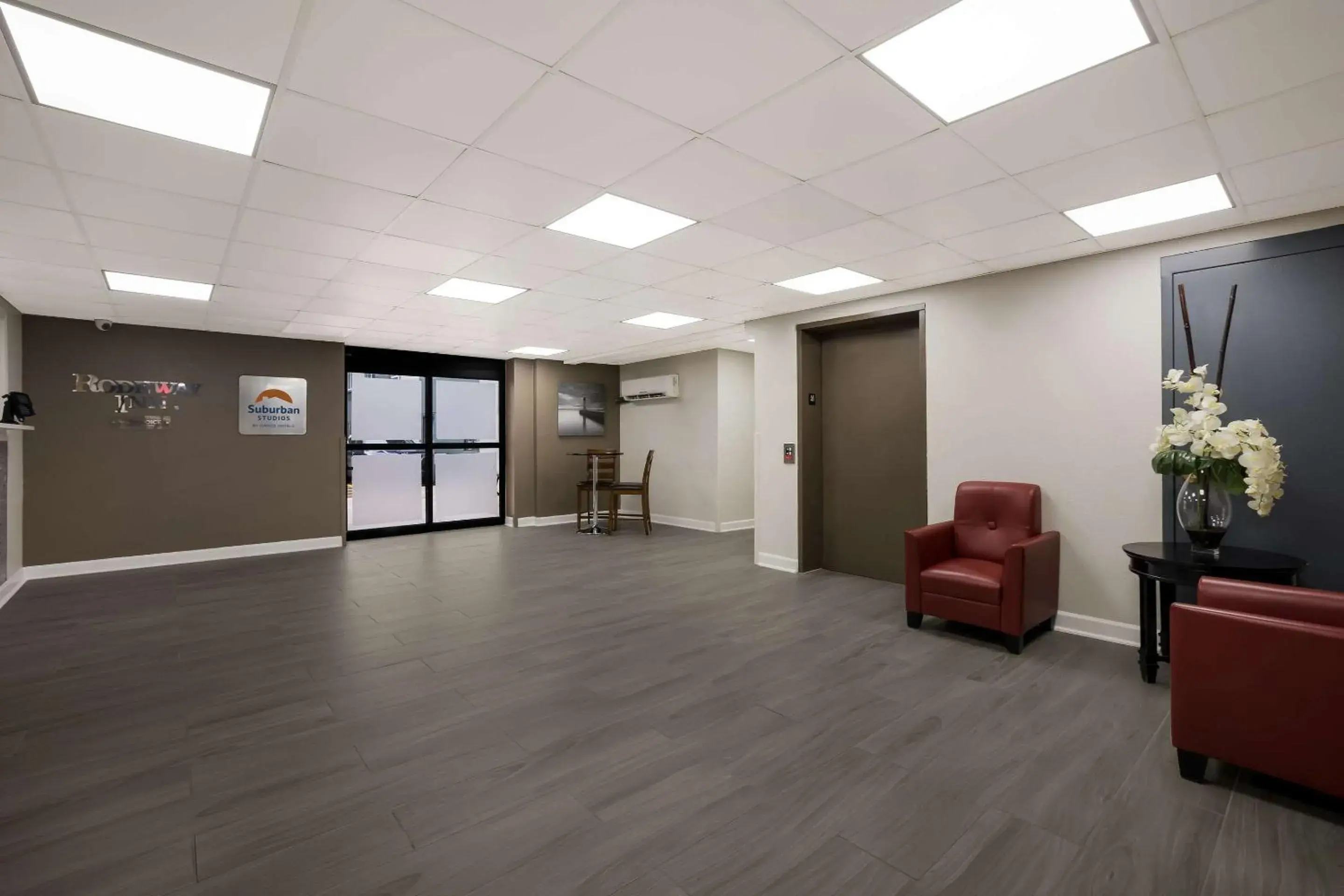 Lobby or reception in Suburban Studios Milwaukee Airport Lobby or reception in Suburban Studios Milwaukee Airport
