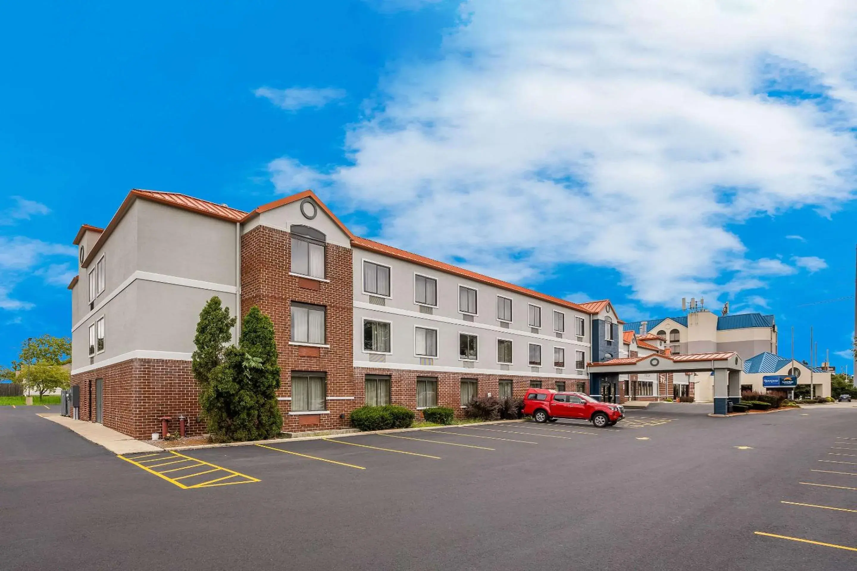 Property building in Suburban Studios Milwaukee Airport Property building in Suburban Studios Milwaukee Airport