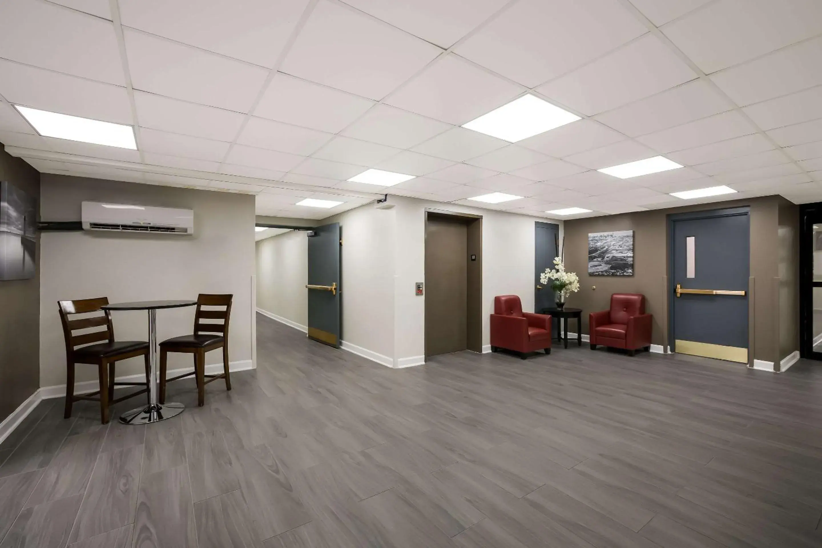 Lobby or reception in Suburban Studios Milwaukee Airport Lobby or reception in Suburban Studios Milwaukee Airport