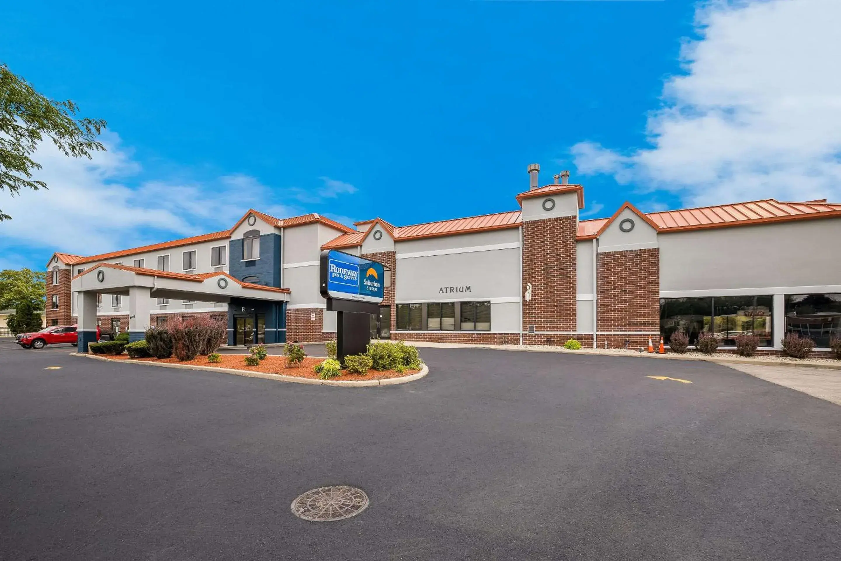 Property building in Suburban Studios Milwaukee Airport Property building in Suburban Studios Milwaukee Airport