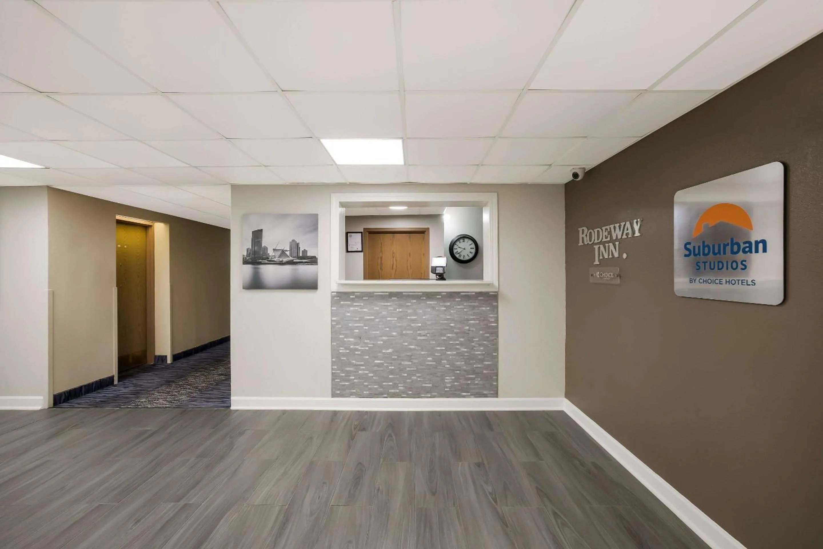 Lobby or reception in Suburban Studios Milwaukee Airport