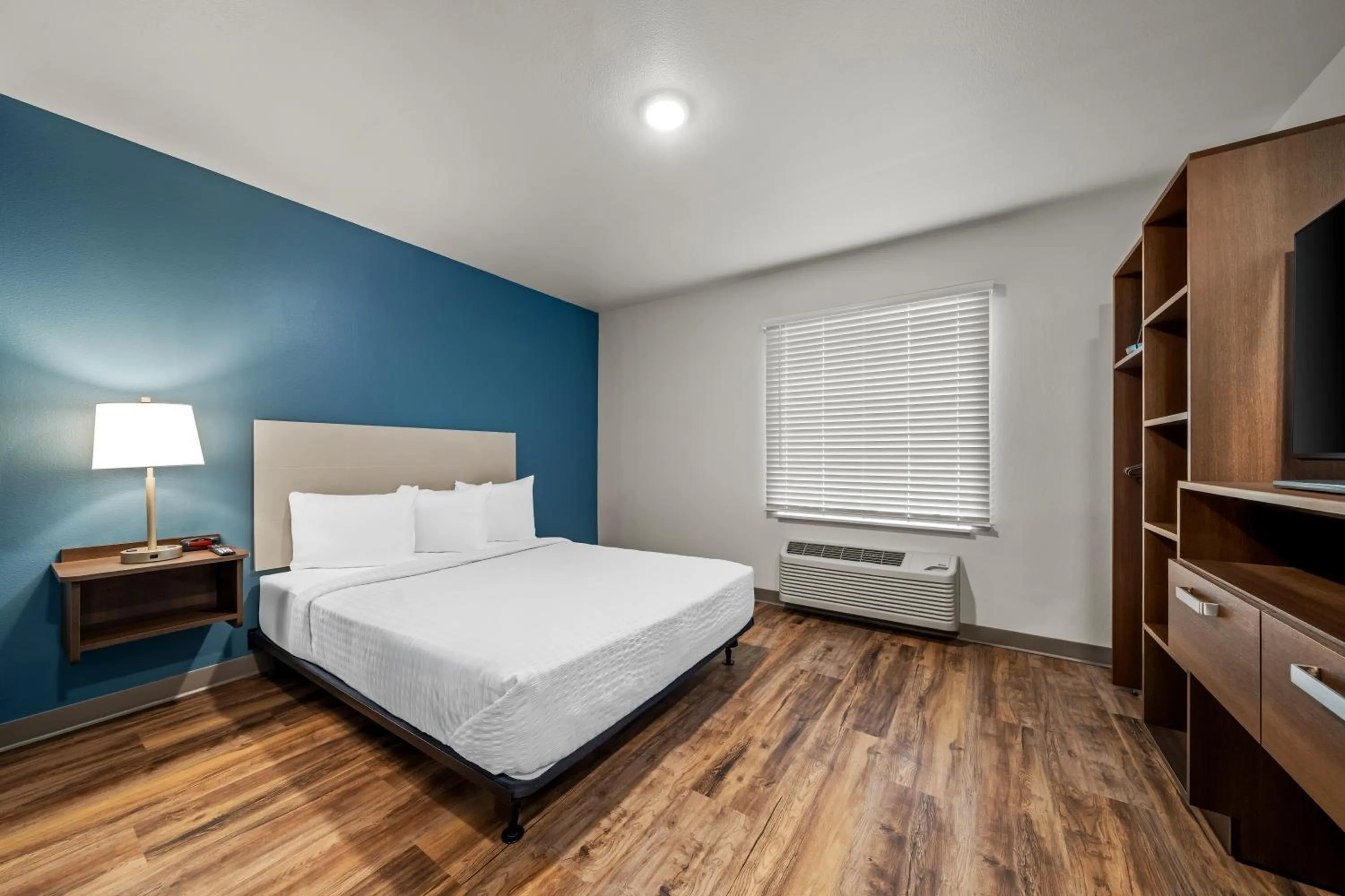 Bed in WoodSpring Suites Orlando East UCF