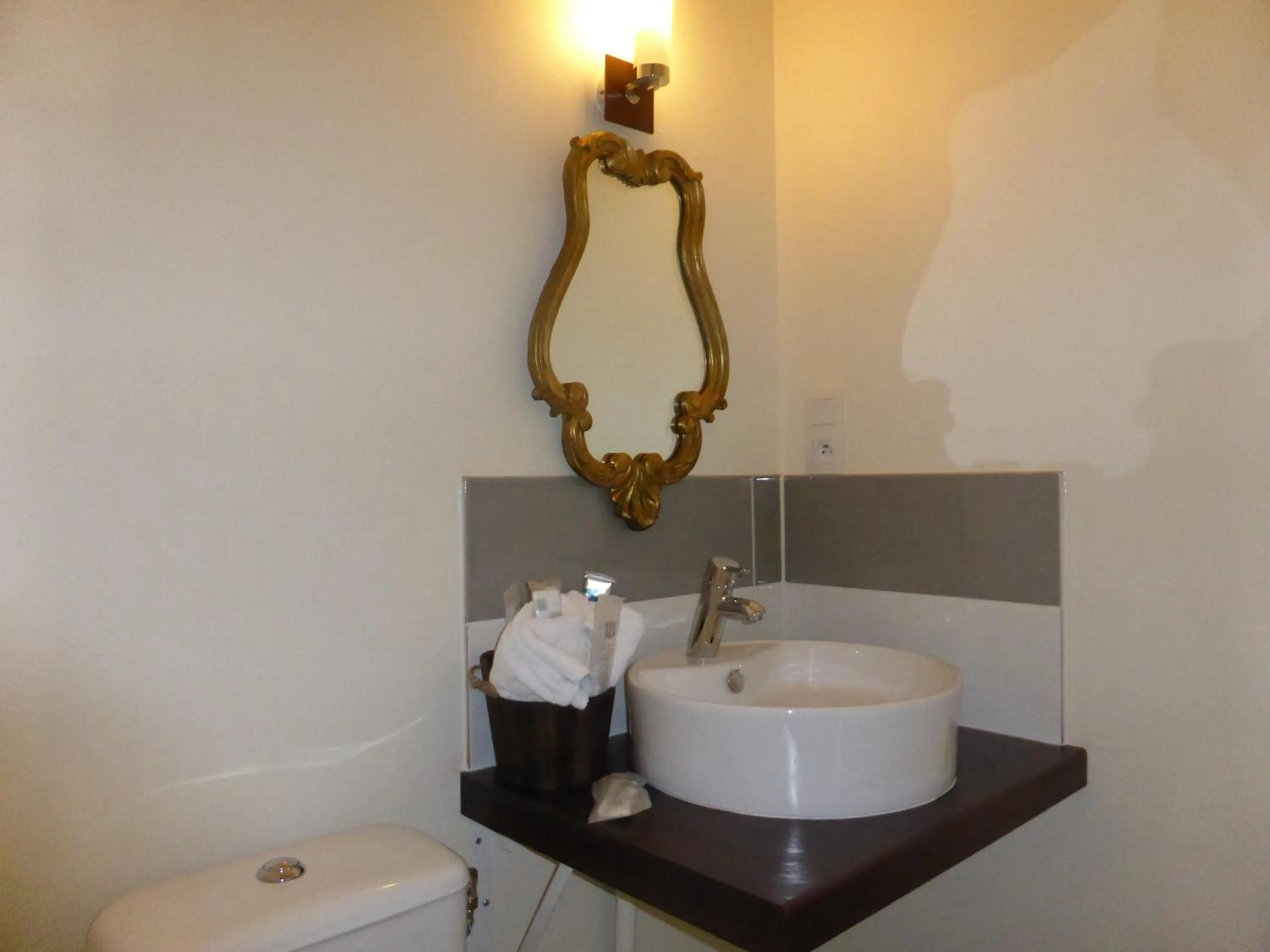 Bathroom in Le Bannier Hotel Restaurant