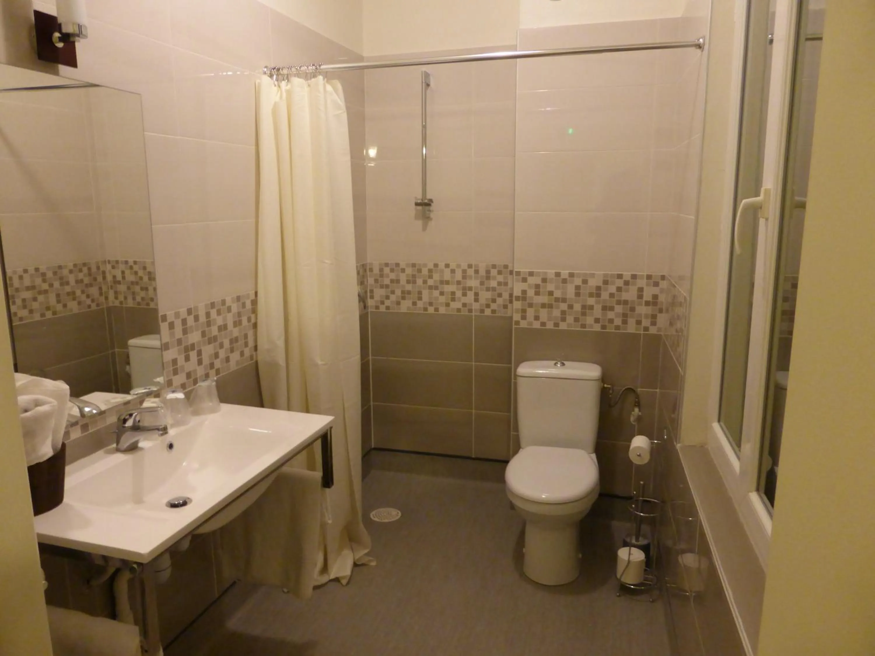 Bathroom in Le Bannier Hotel Restaurant