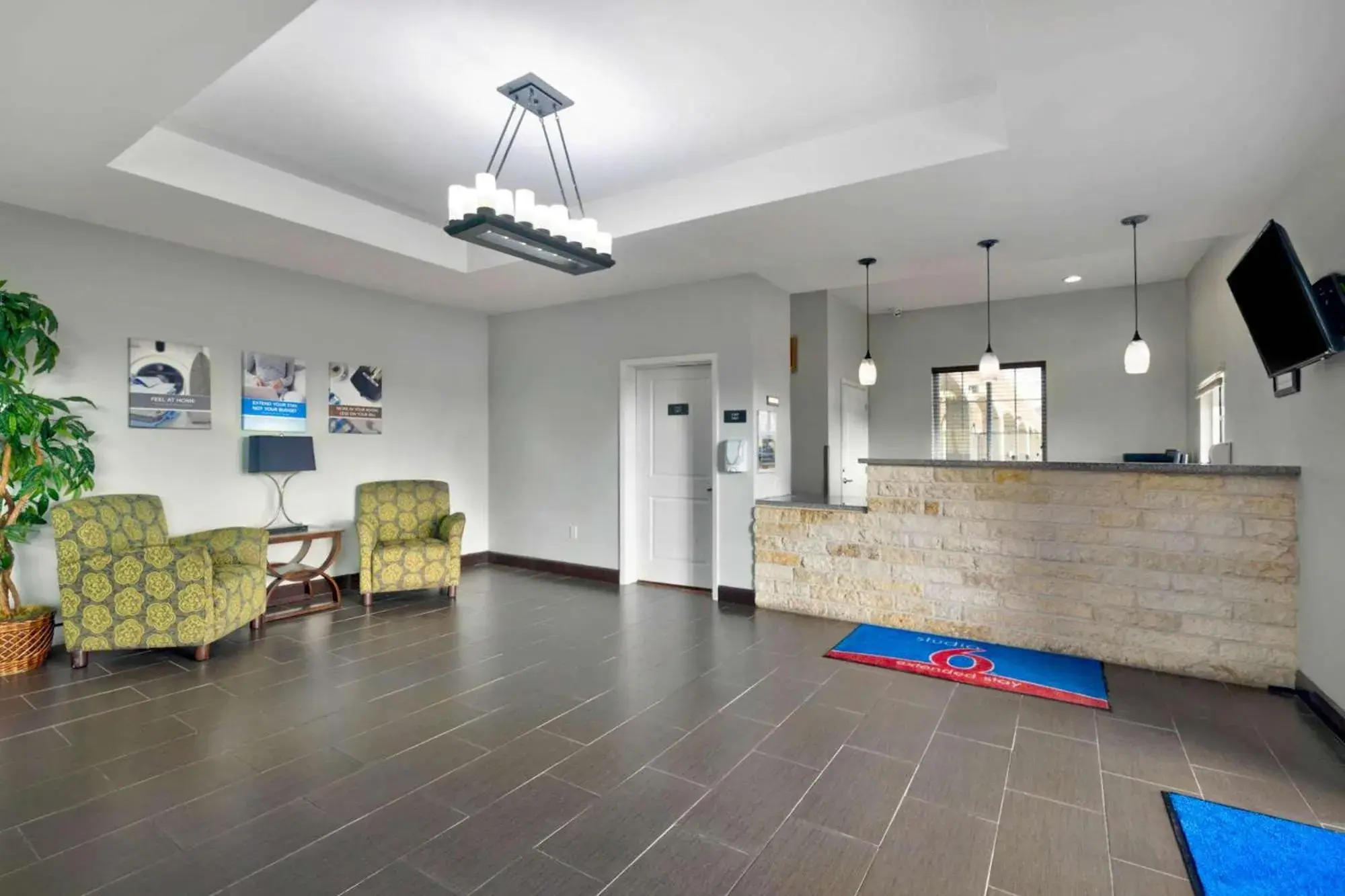 Lobby or reception in Studio 6-Pleasanton, TX Lobby or reception in Studio 6-Pleasanton, TX