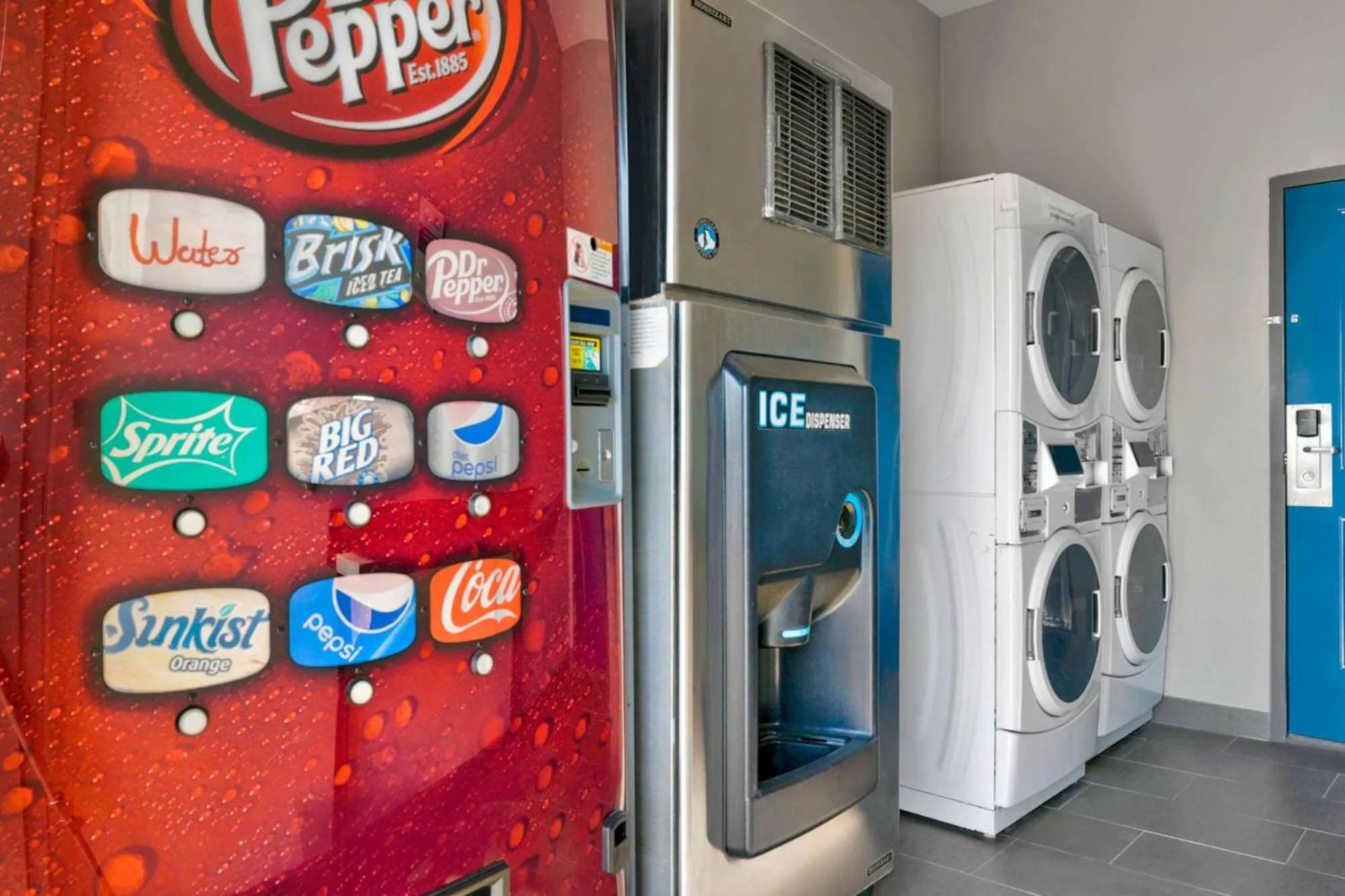 Photo of the whole room in Studio 6-Pleasanton, TX