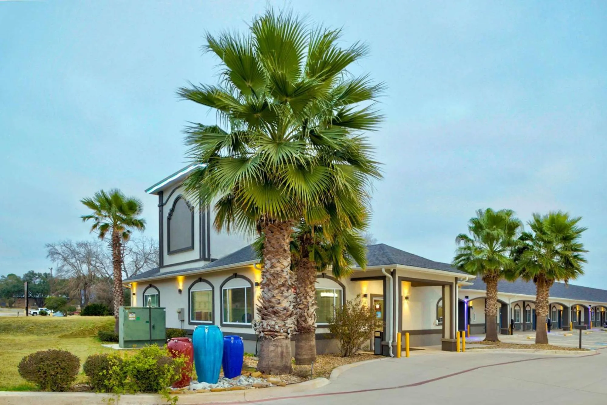 Property building in Studio 6-Pleasanton, TX