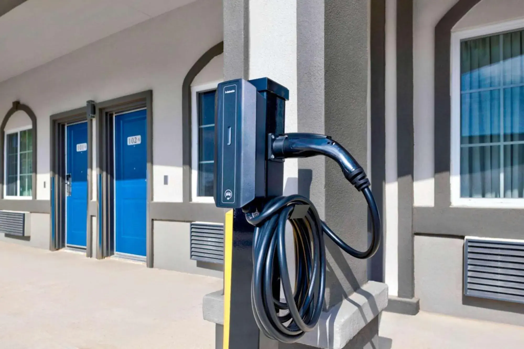 Photo of the whole room in Studio 6-Pleasanton, TX Photo of the whole room in Studio 6-Pleasanton, TX