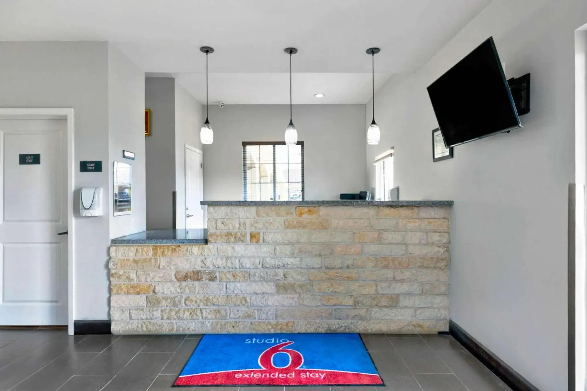 Lobby or reception in Studio 6-Pleasanton, TX Lobby or reception in Studio 6-Pleasanton, TX