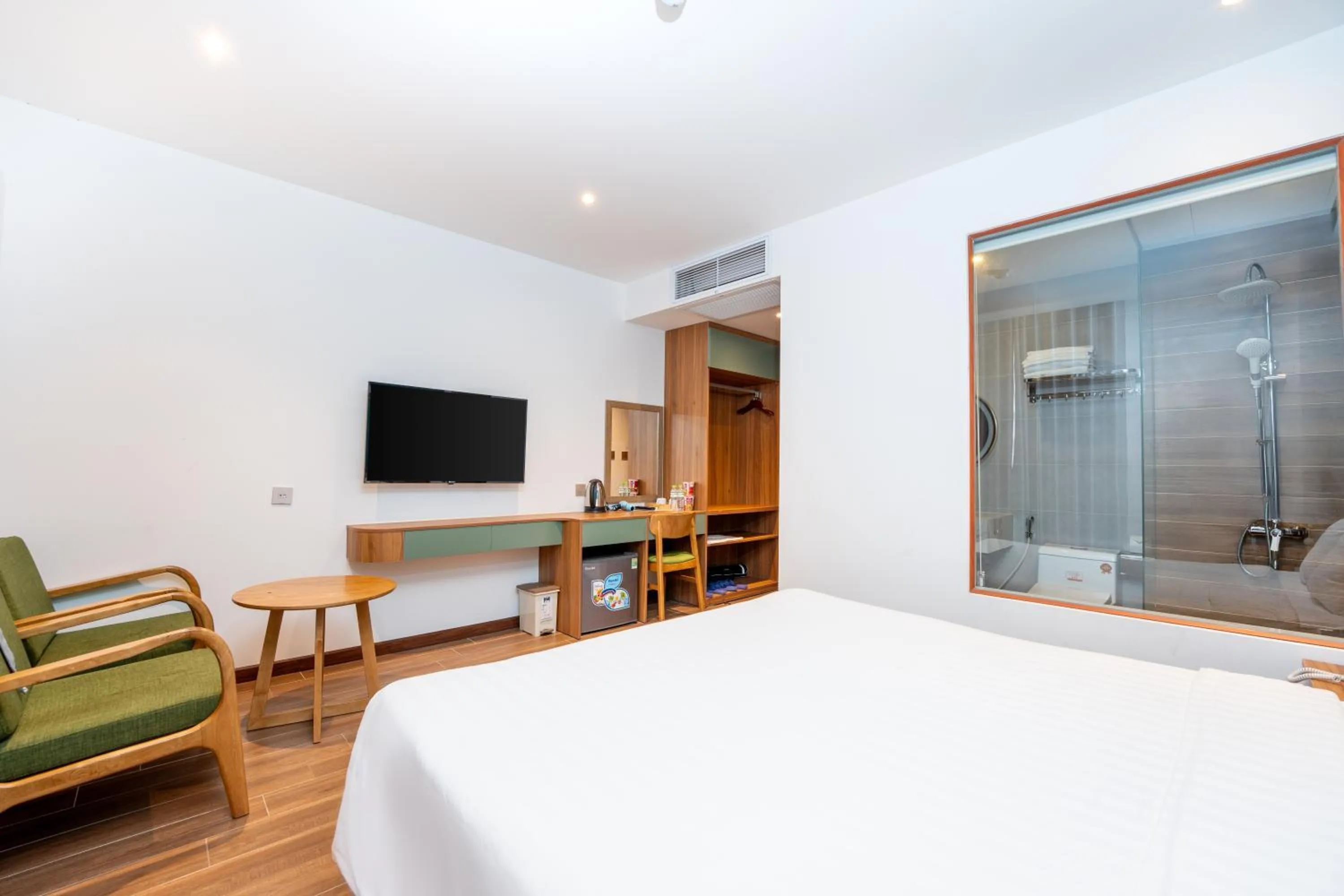 Shower, Bed in Mimosa Hotel Phú Quốc