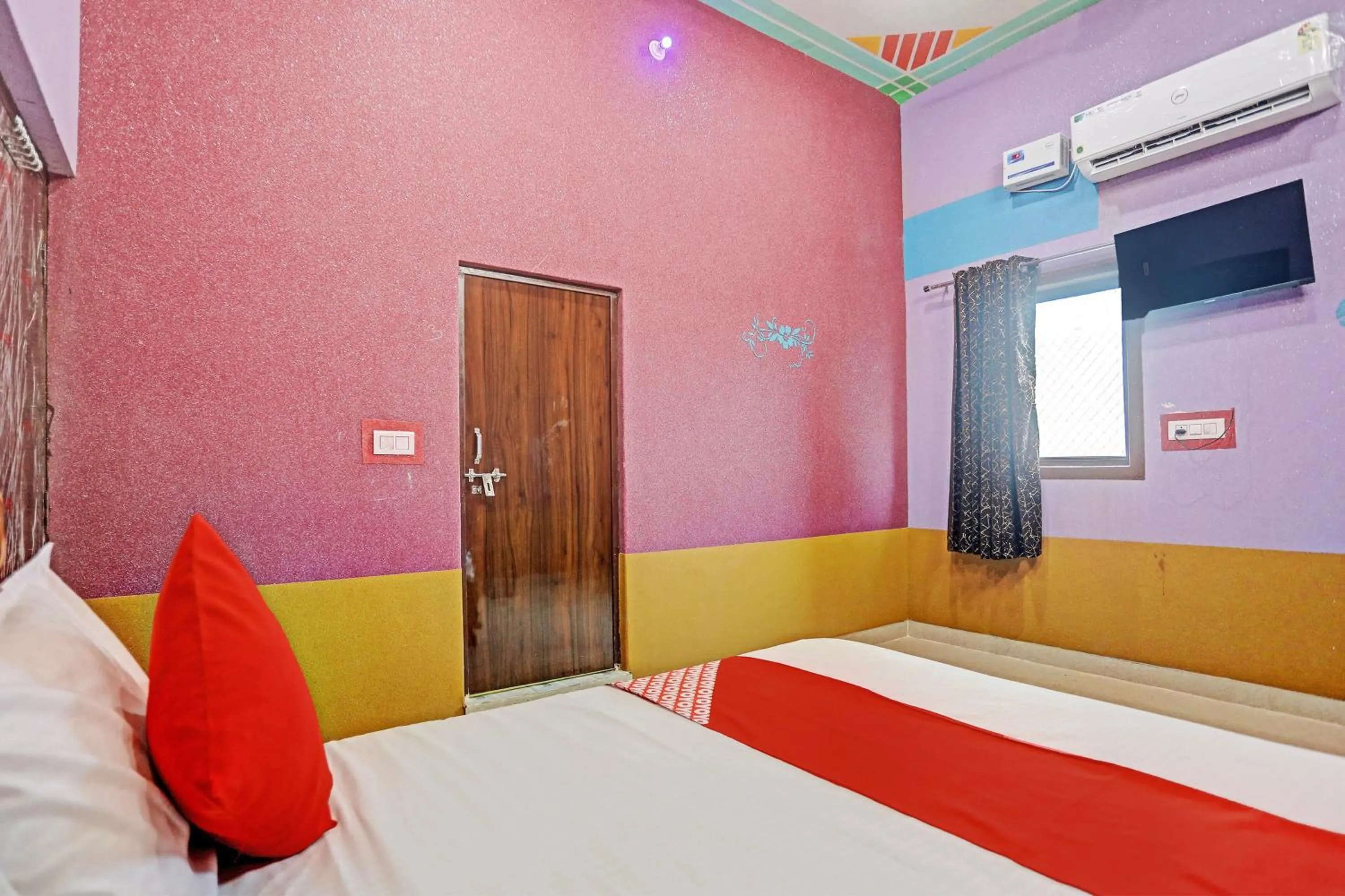 Bedroom, Bed in Hotel O Dwarka