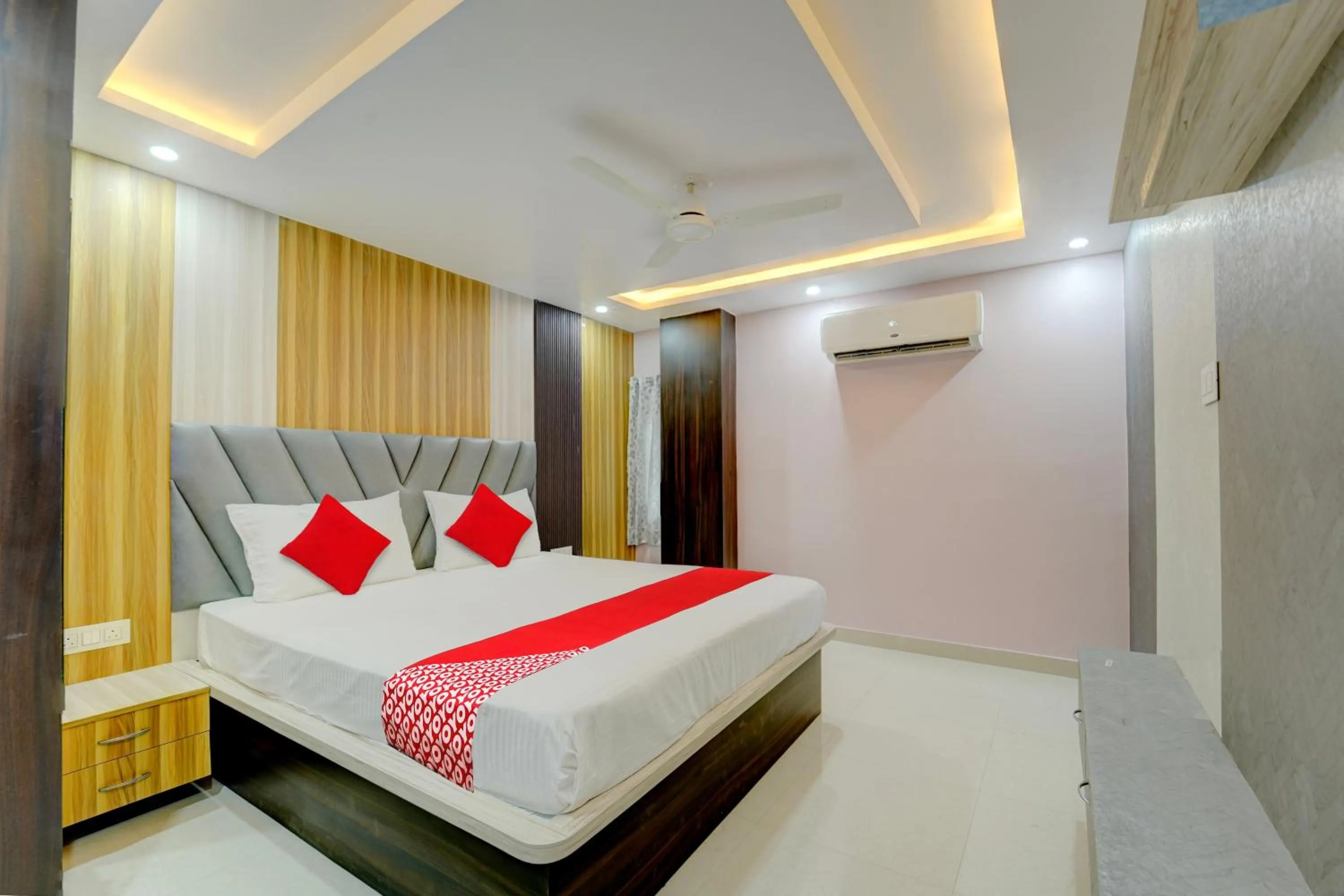 Bedroom, Bed in Hotel O N S Hotel Banquet & Cafe