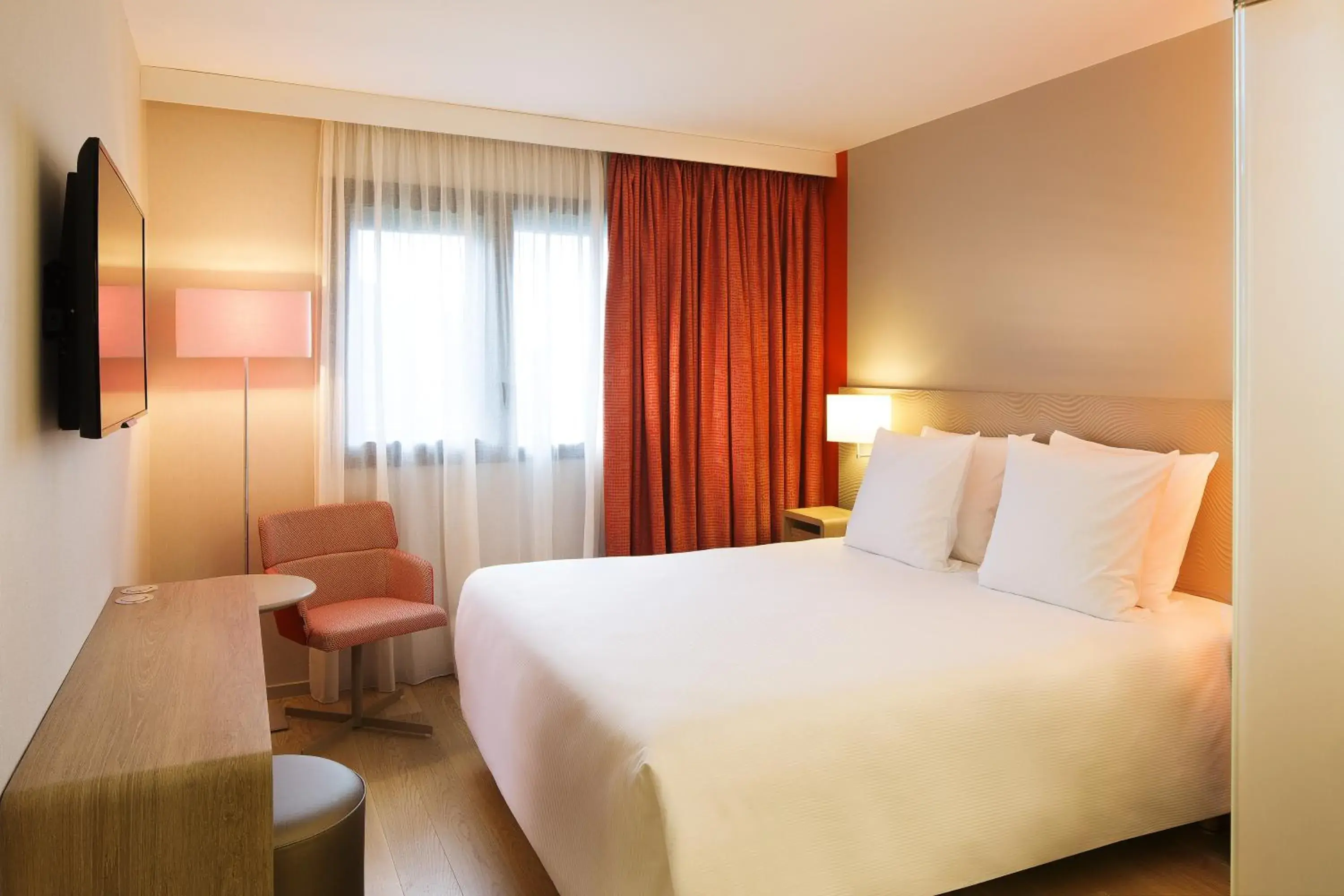 Photo of the whole room, Bed in Oceania Paris Roissy CDG Photo of the whole room, Bed in Oceania Paris Roissy CDG