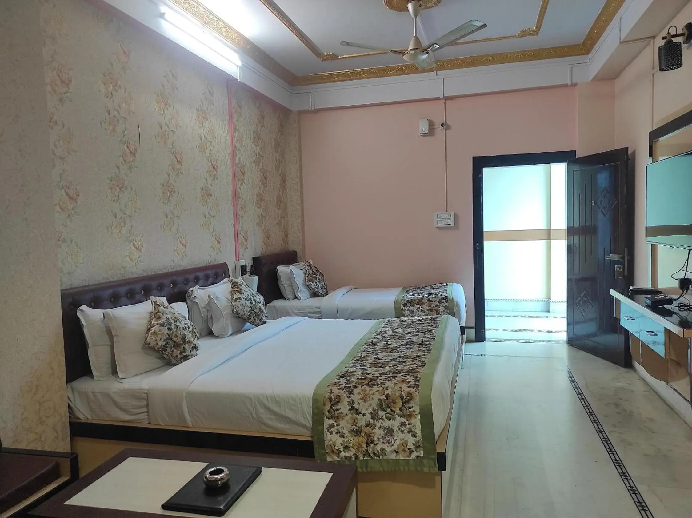 Photo of the whole room, Bed in Hotel Rising Sun Photo of the whole room, Bed in Hotel Rising Sun