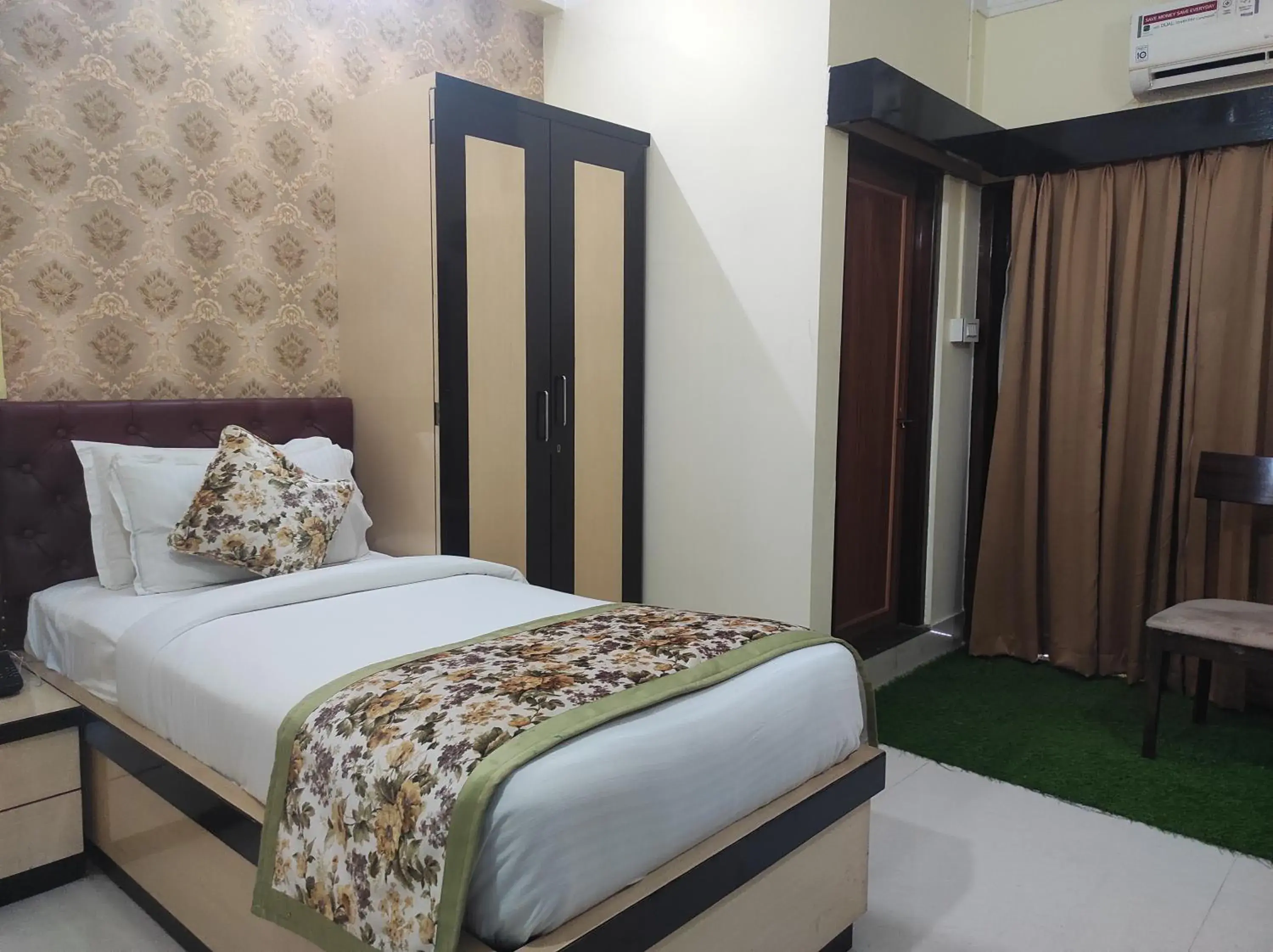 Bed in Hotel Rising Sun Bed in Hotel Rising Sun