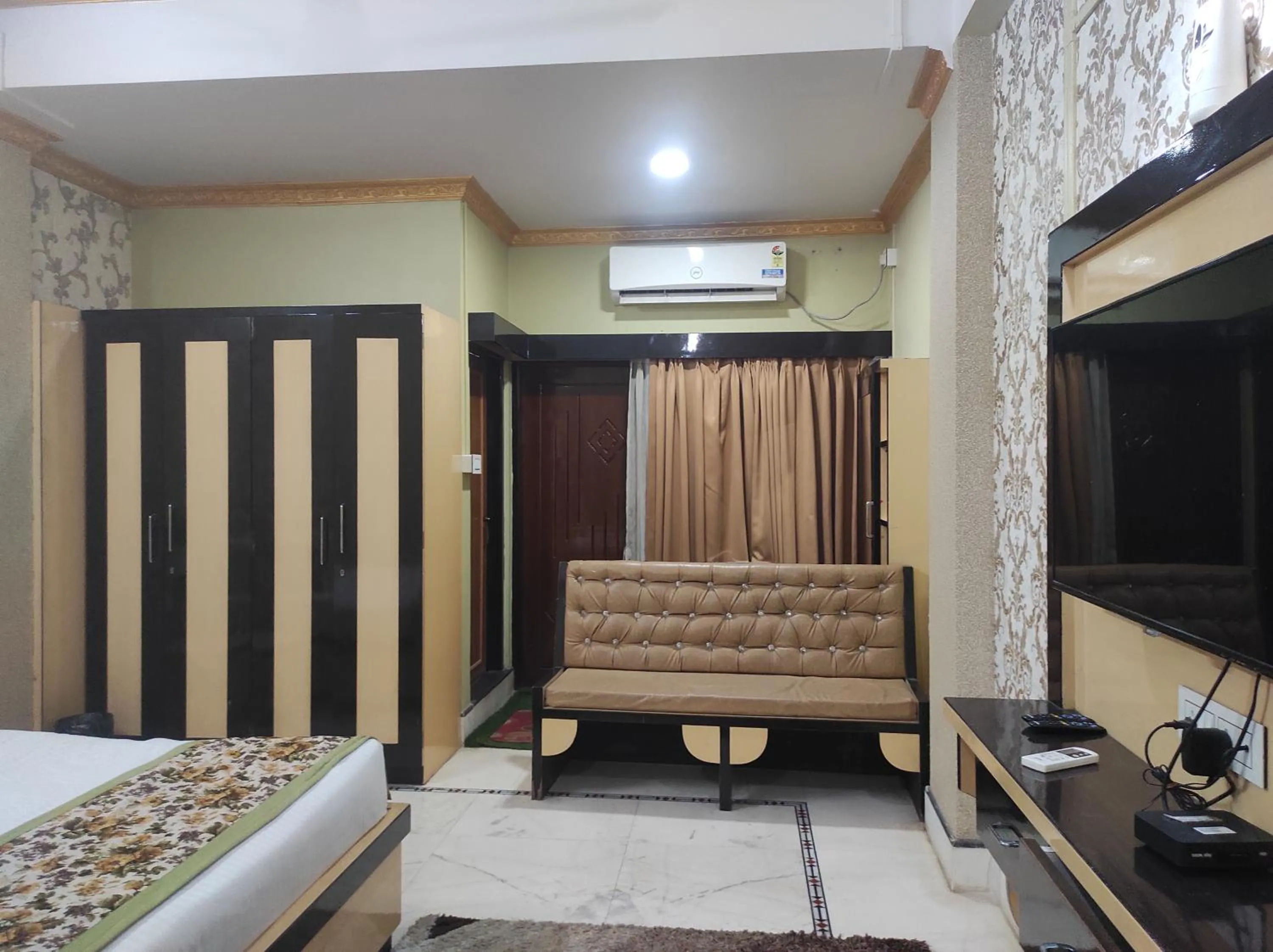 Bed in Hotel Rising Sun