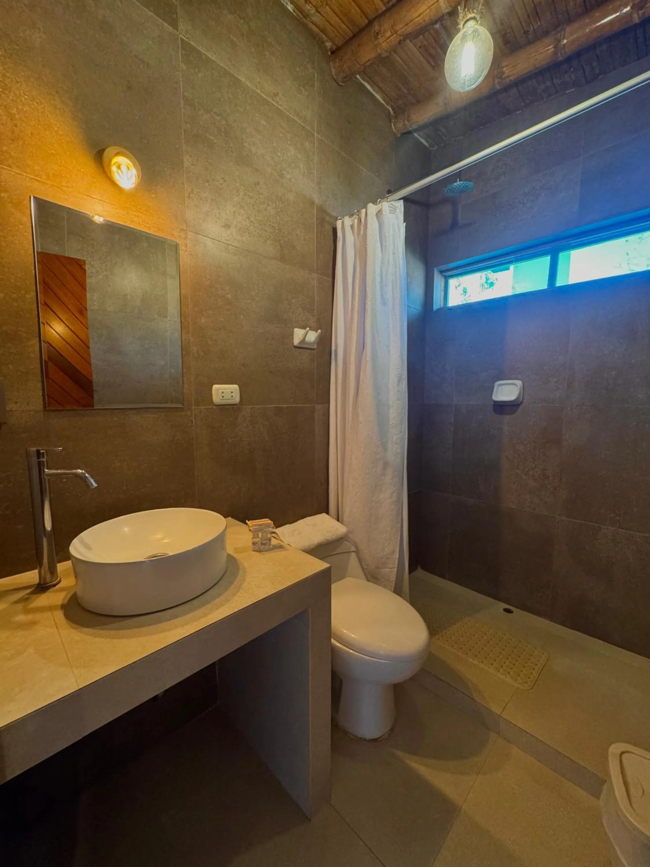 Shower in Hotel Fundo El Arrabal