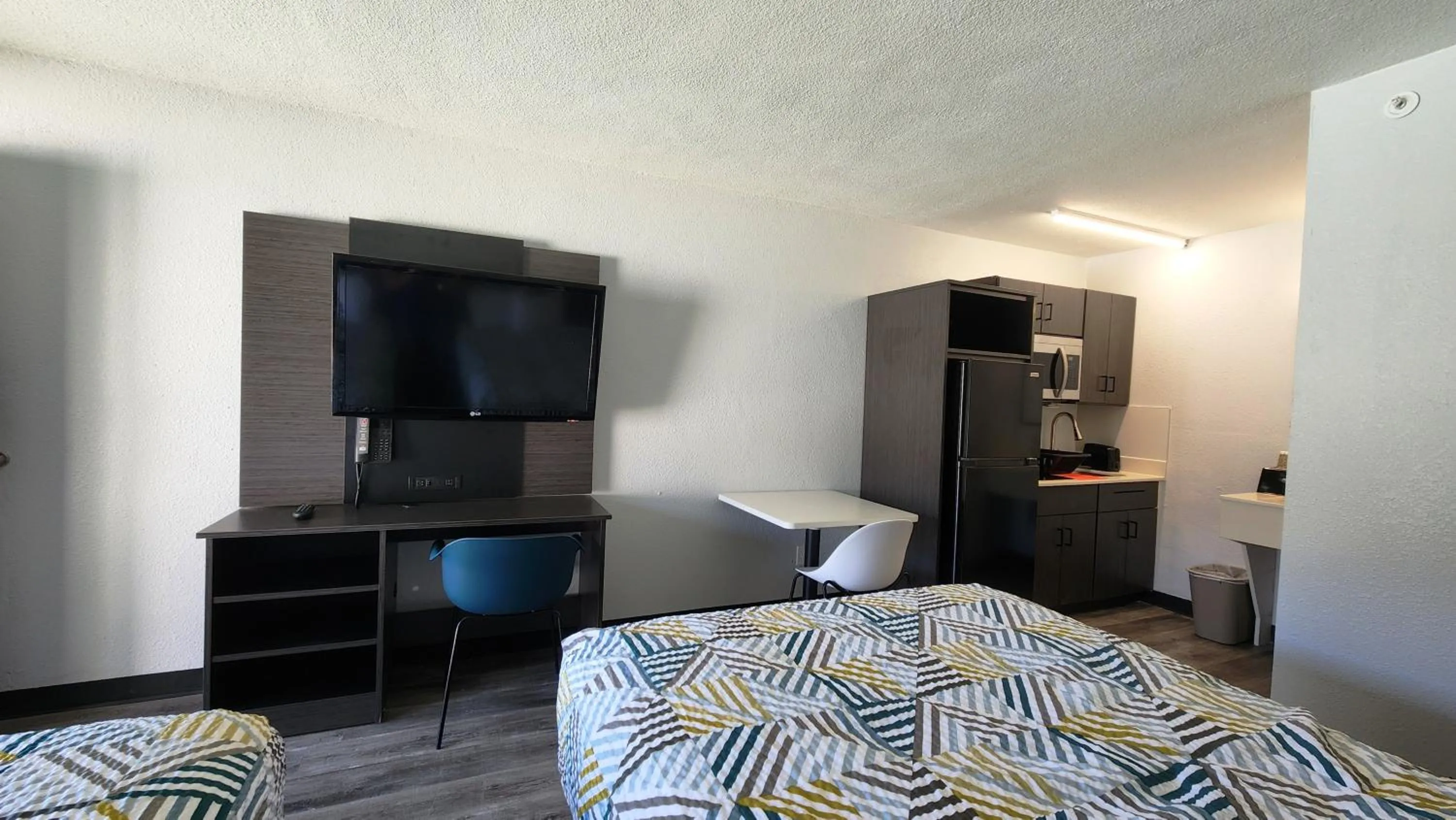 Bed in Studio 6 Alvin, TX