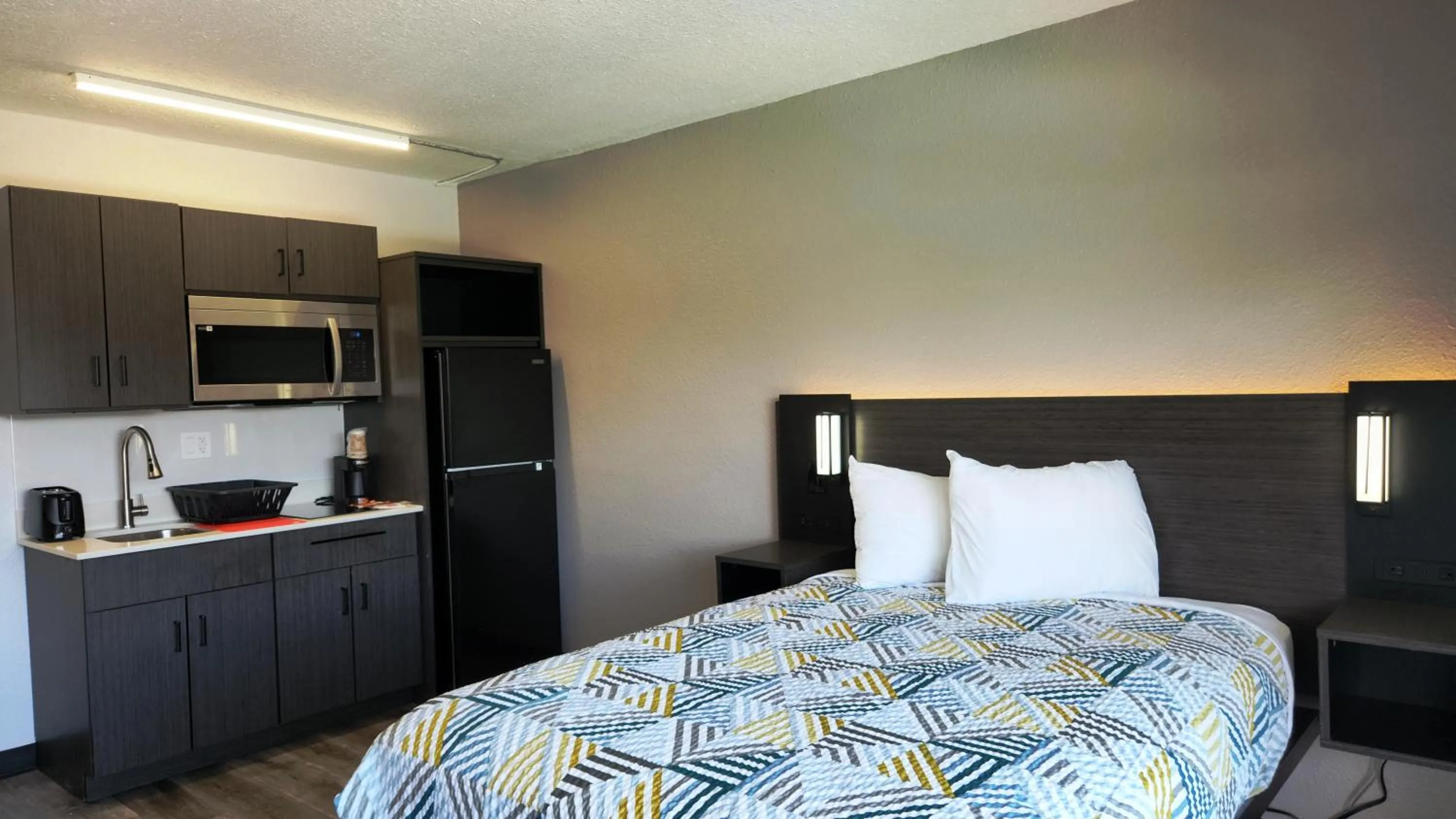 Bed in Studio 6 Alvin, TX