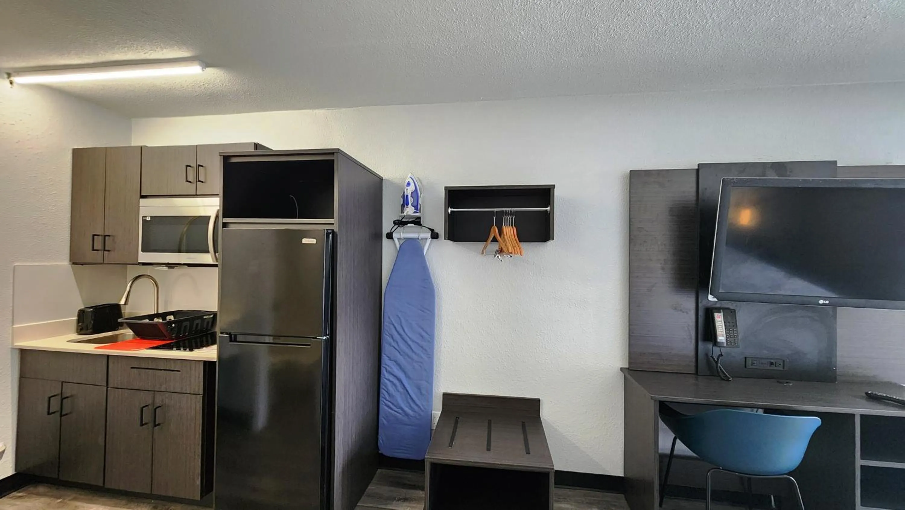 TV and multimedia in Studio 6 Alvin, TX