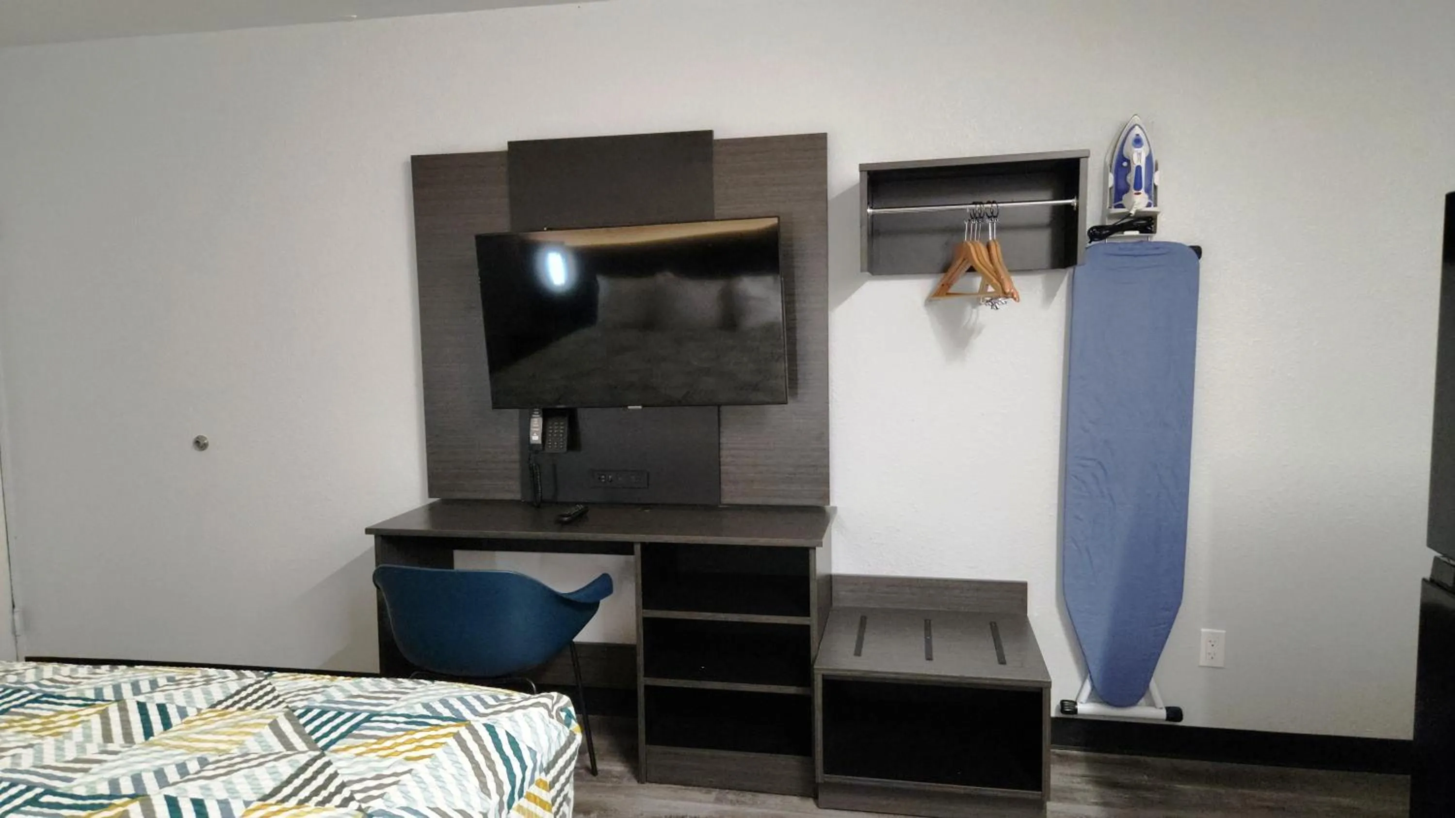 TV and multimedia, Bed in Studio 6 Alvin, TX