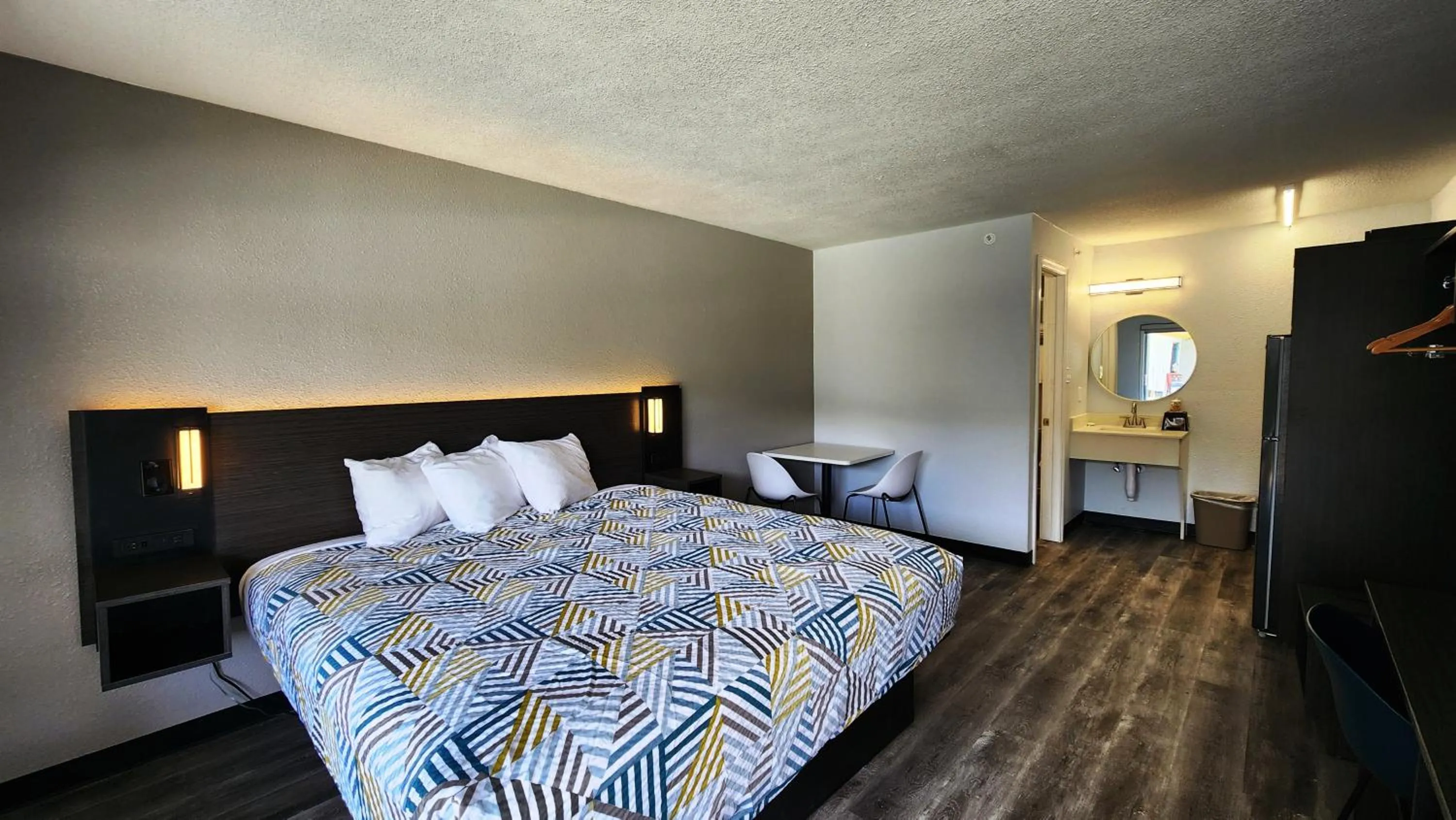 Bed in Studio 6 Alvin, TX