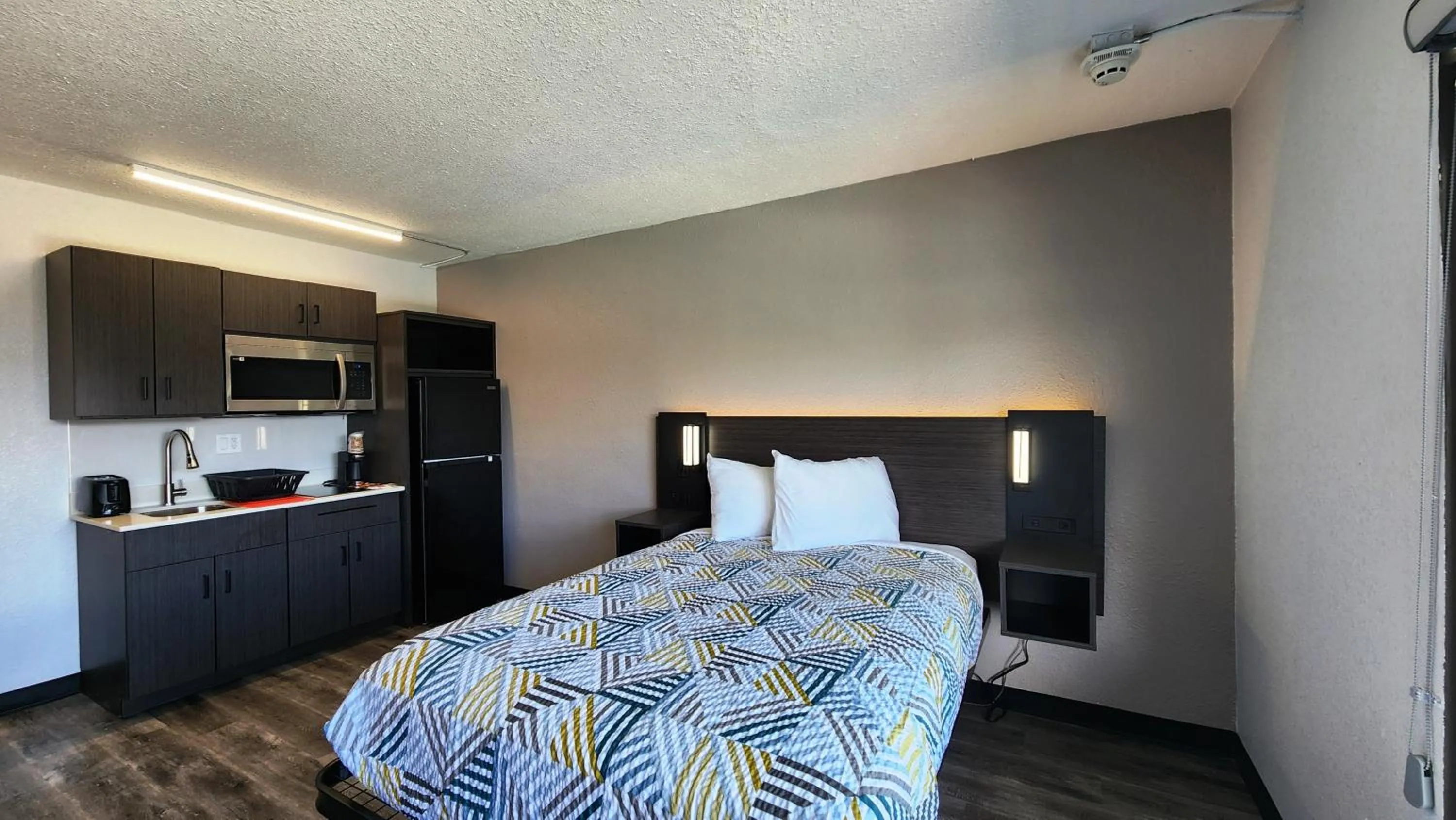 Bed in Studio 6 Alvin, TX