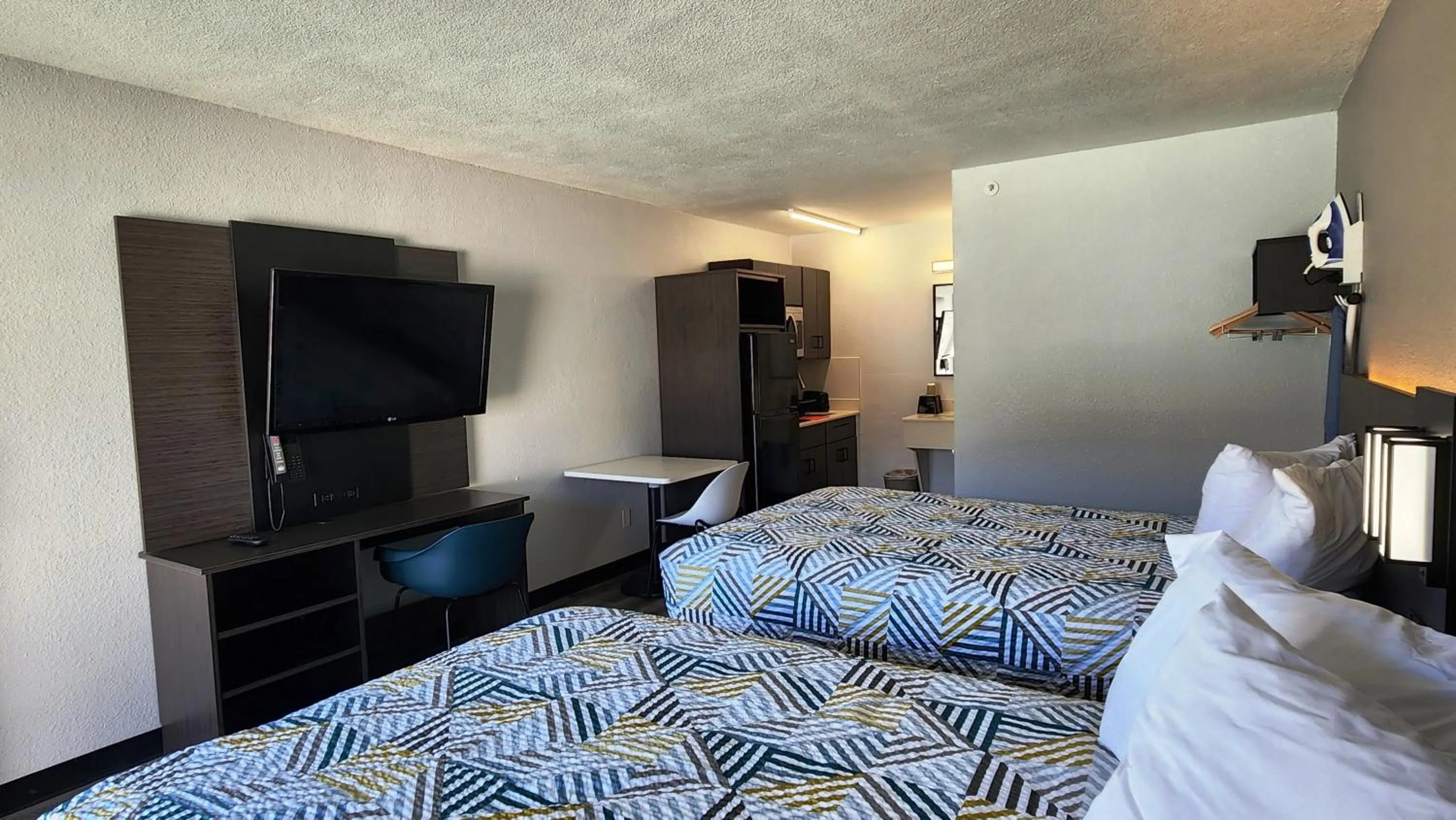 Bed in Studio 6 Alvin, TX