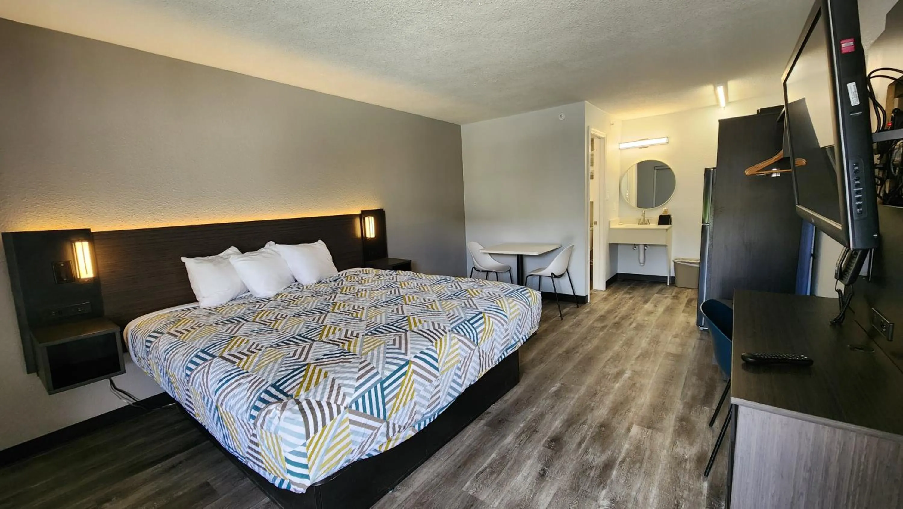 Bed in Studio 6 Alvin, TX