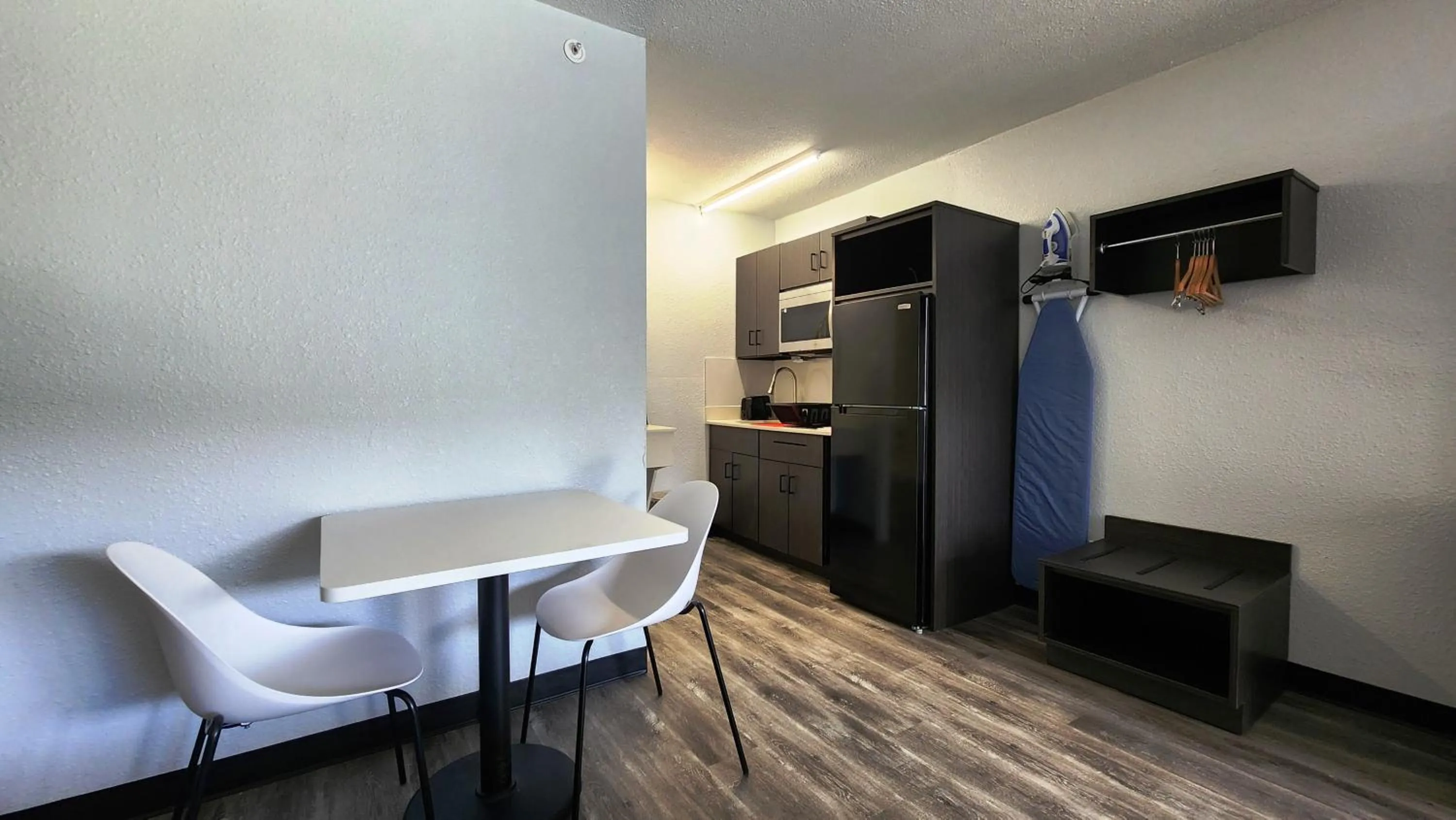 Kitchen or kitchenette in Studio 6 Alvin, TX